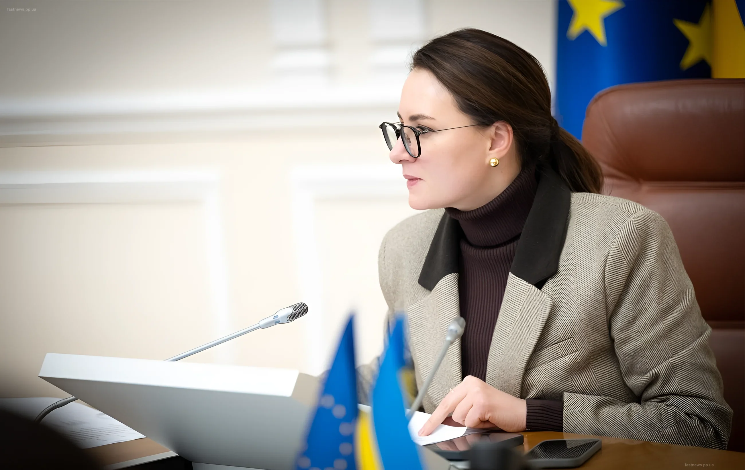Прем'єр-міністр України Юлія Свириденко на засіданні з прапорами ЄС та України, обговорення фінансової допомоги