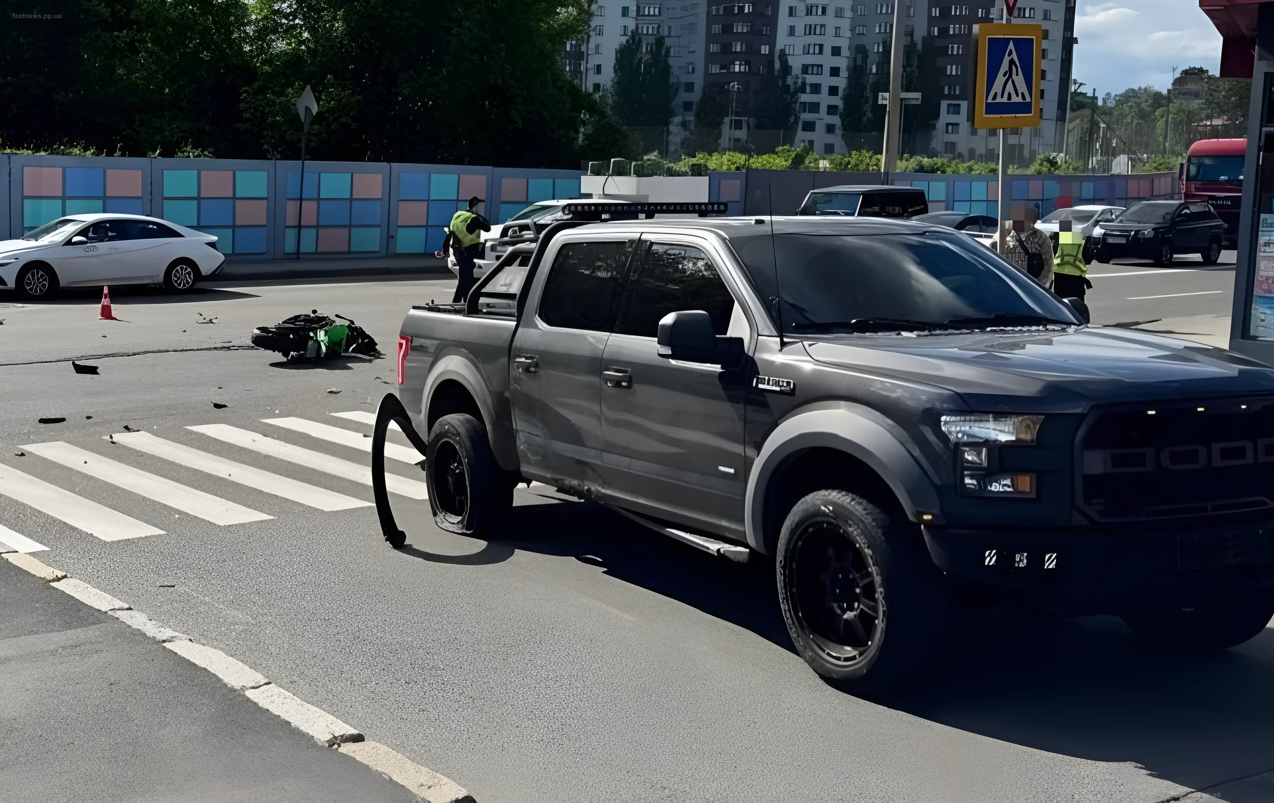 Разбитый мотоцикл и пикап Ford F-150 на месте ДТП в Харькове