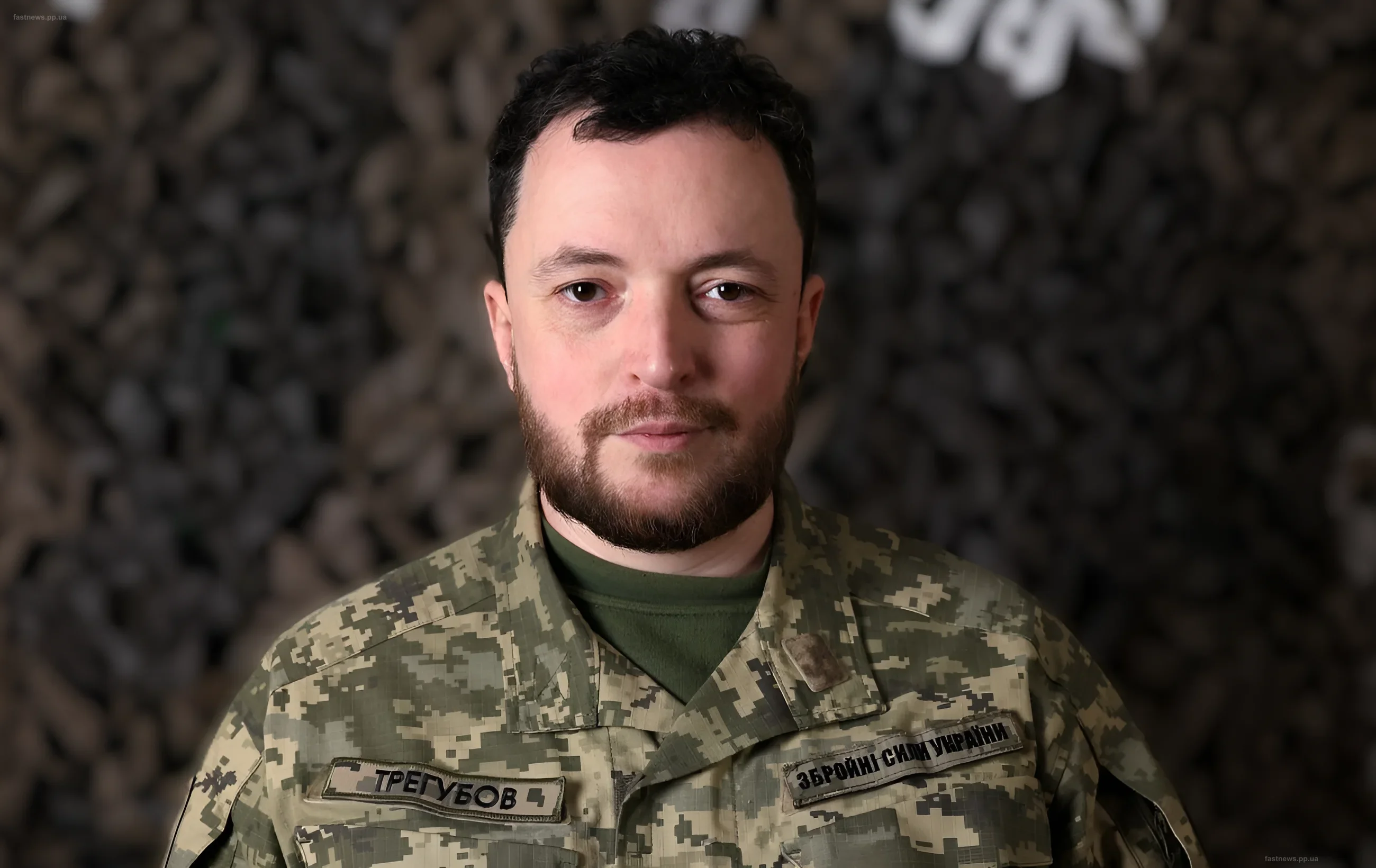 Виктор Трегубов в форме ВСУ на фоне камуфляжа