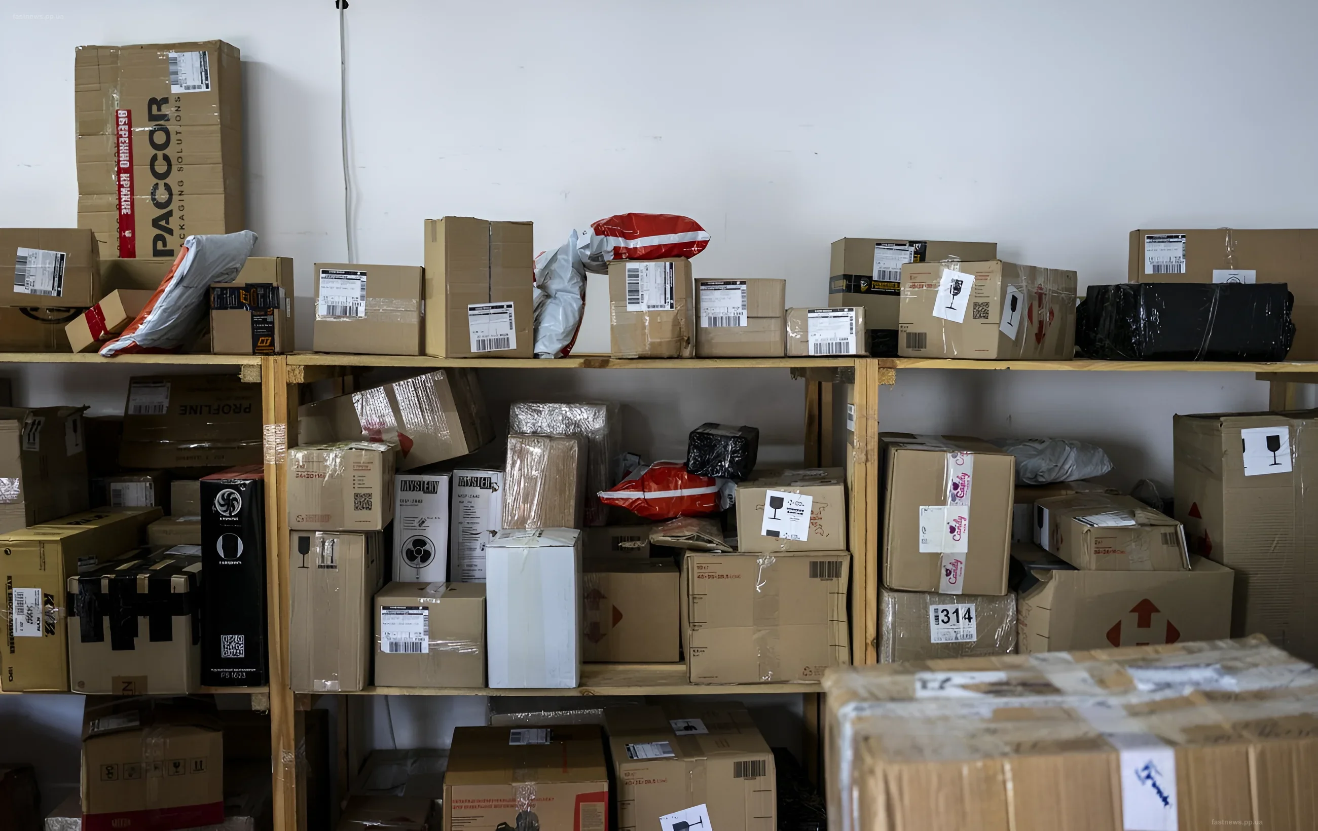 Склад с картонными коробками и международными посылками, символизирующий тему налогообложения импорта