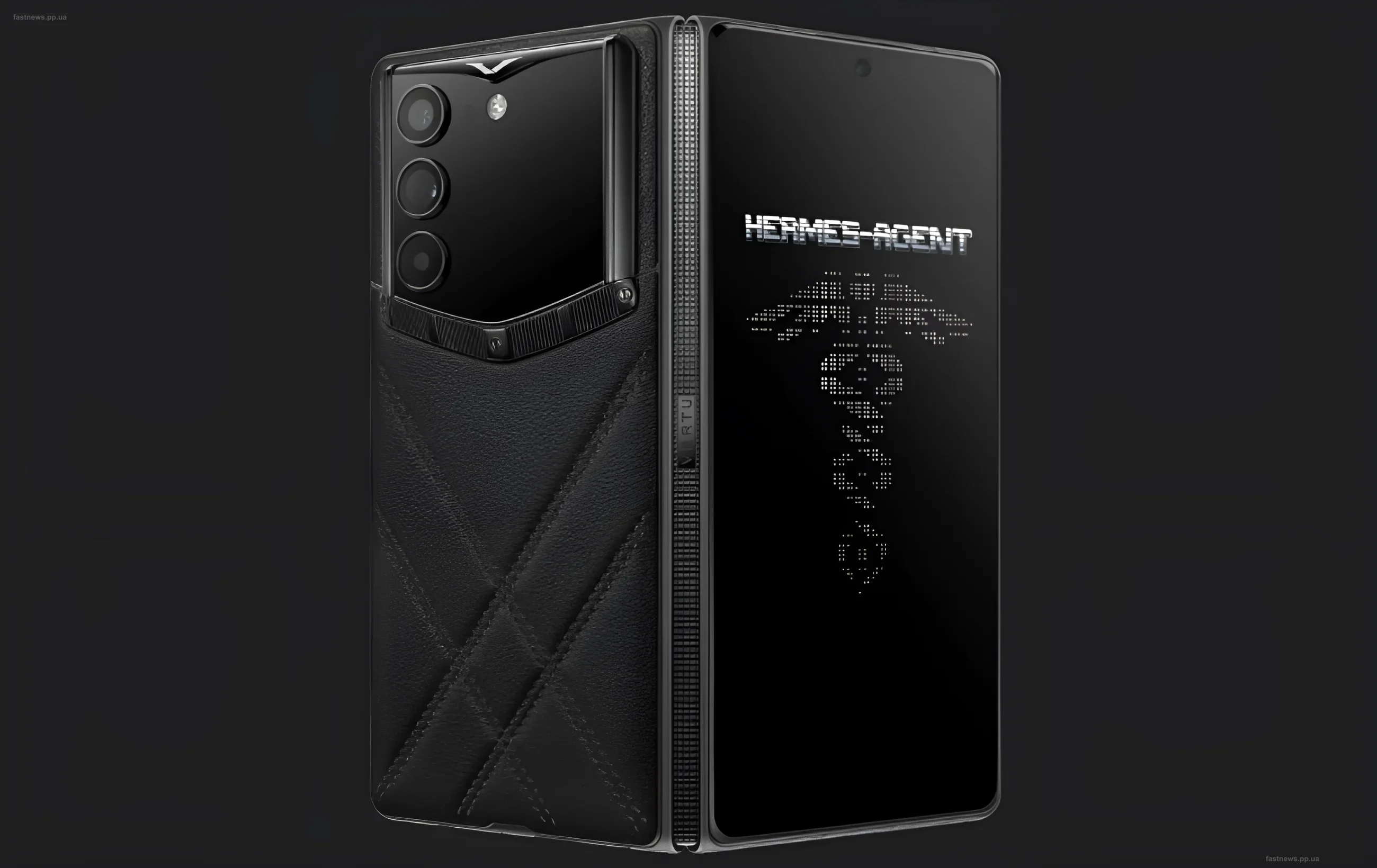 Schwarzes faltbares Smartphone Vertu Alphafold mit Lederbesatz und der Aufschrift Hermes Agent auf dem Bildschirm