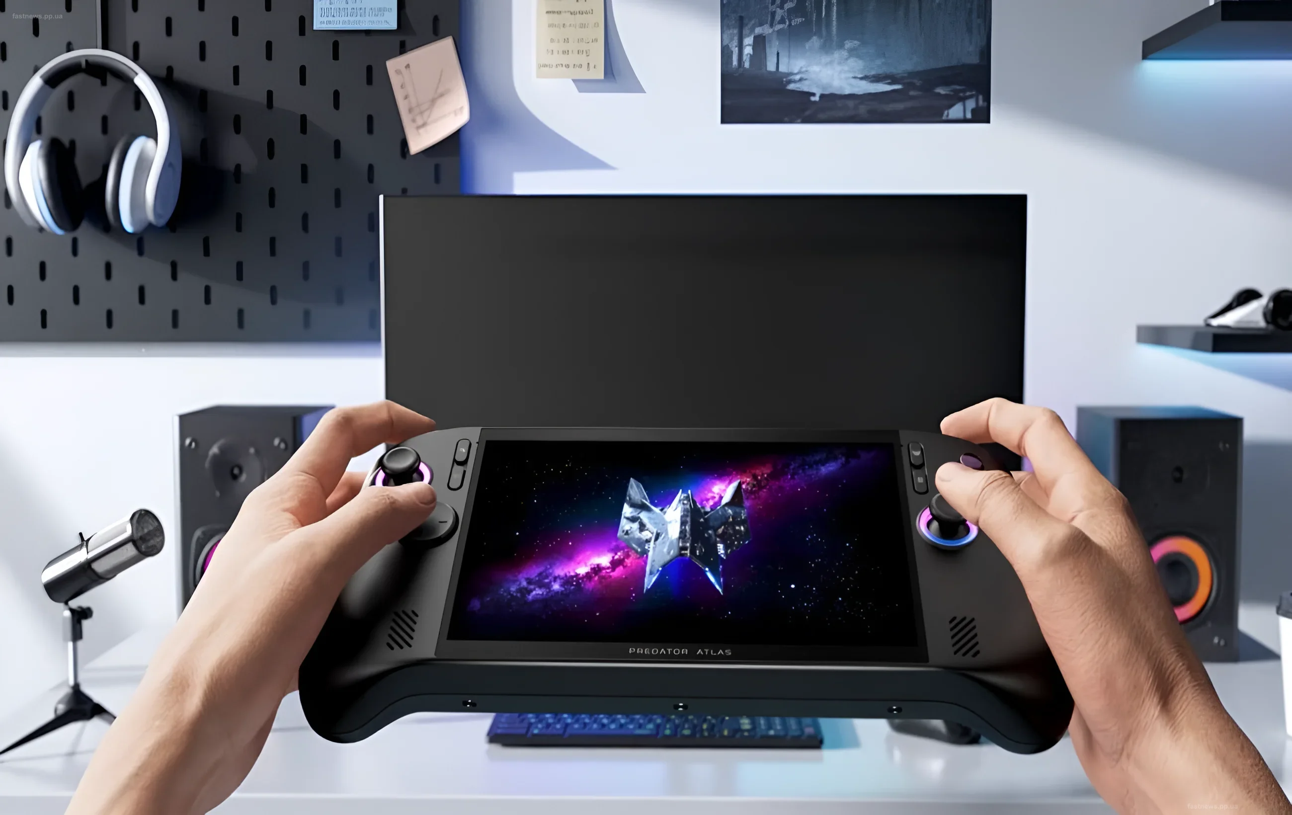 Игрок держит в руках портативную консоль Acer Predator Atlas 8 с экраном, на котором запущена игра в космическом антураже