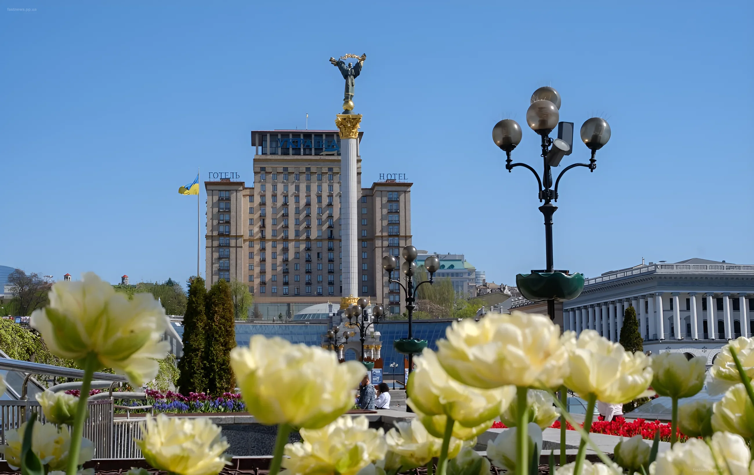 Вид на гостиницу Украина и памятник Независимости на фоне белых тюльпанов в День Киева