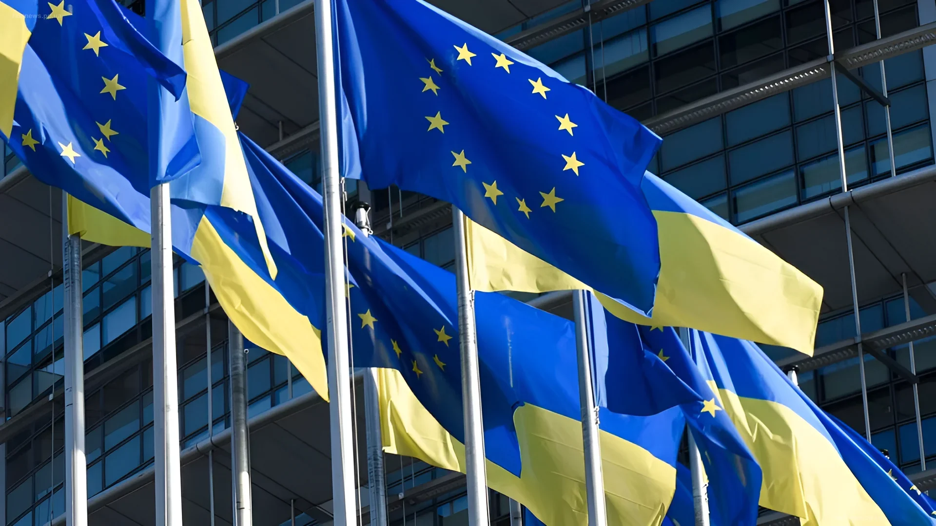 Флаги Украины и Европейского Союза развеваются перед зданием Еврокомиссии в Брюсселе