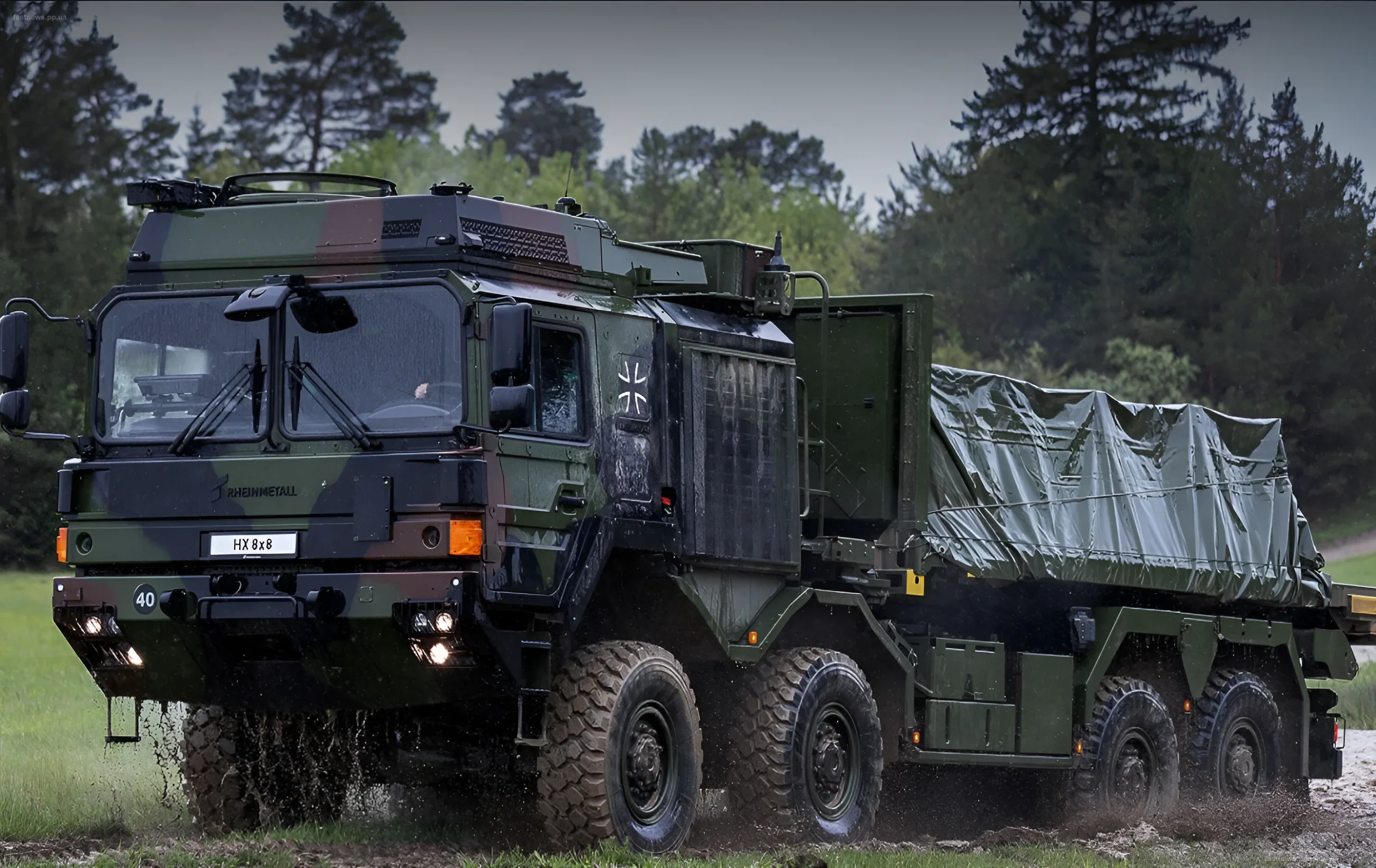 Военный грузовик Rheinmetall HX 8x8 в камуфляже Бундесвера едет по бездорожью