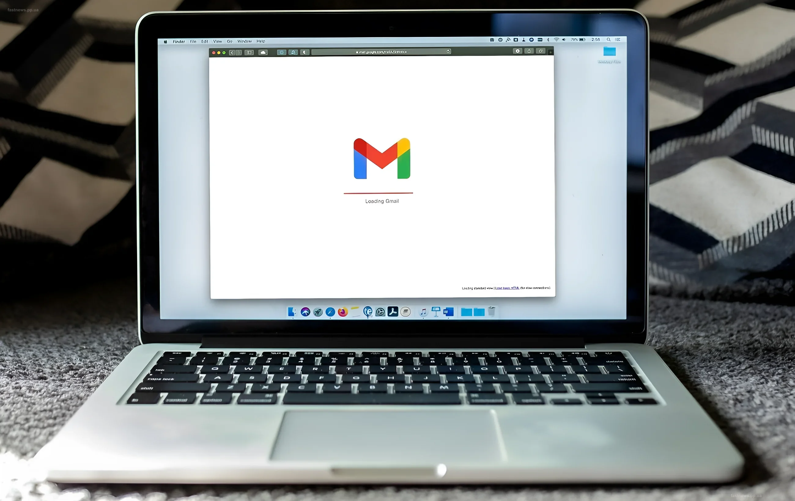 Ноутбук с открытым интерфейсом Gmail в браузере, демонстрирующий тему приватности и защиты данных