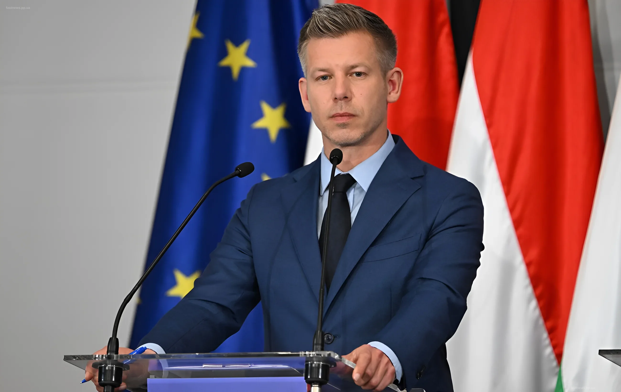 Премьер-министр Венгрии Петер Мадьяр выступает с речью на пресс-конференции в Брюсселе на фоне флагов ЕС и Венгрии