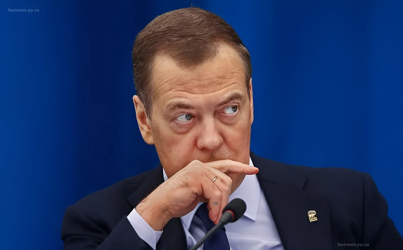 Дмитрий Медведев на фоне синего экрана с задумчивым выражением лица, комментирует инцидент с БПЛА в Румынии