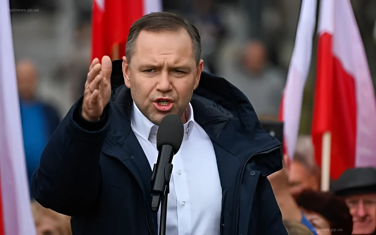 Президент Польши Кароль Навроцкий выступает с речью на фоне польских флагов