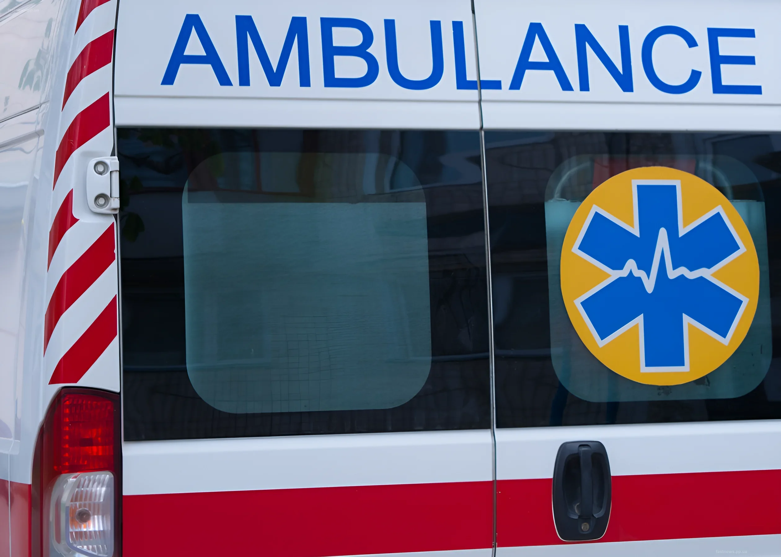 Белая скорая помощь с синим крестом и надписью AMBULANCE, символизирующая экстренную медицинскую помощь пострадавшим в результате обстрелов на Днепропетровщине