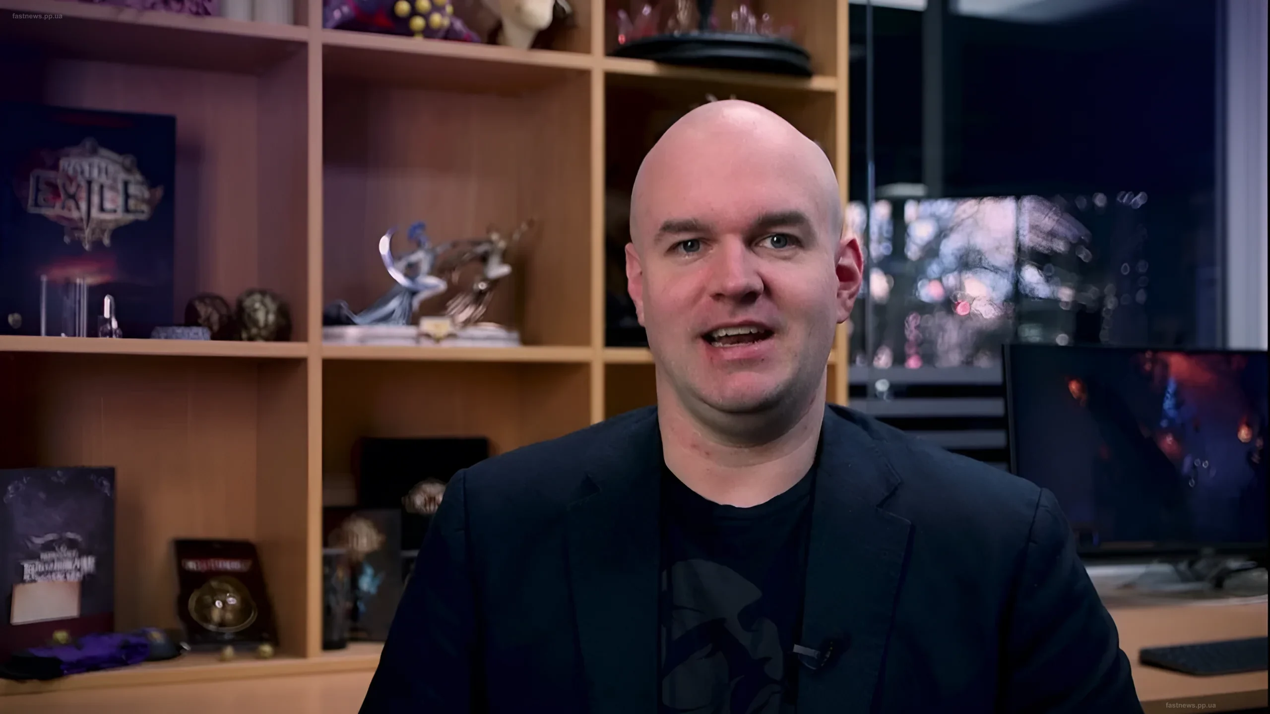 Крис Уилсон, соавтор Path of Exile, в студии с полками трофеев и мониторами — говорит о важности независимого видения в геймдизайне