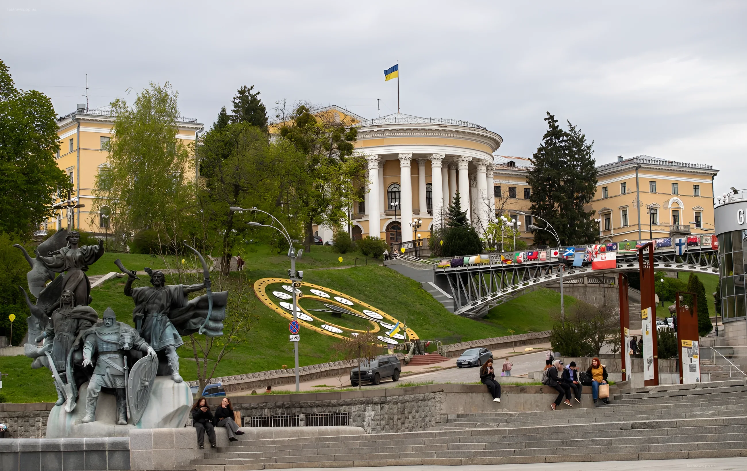 Панорама Киева с видом на Национальный университет и памятник, иллюстрирующая прохладную погоду в мае
