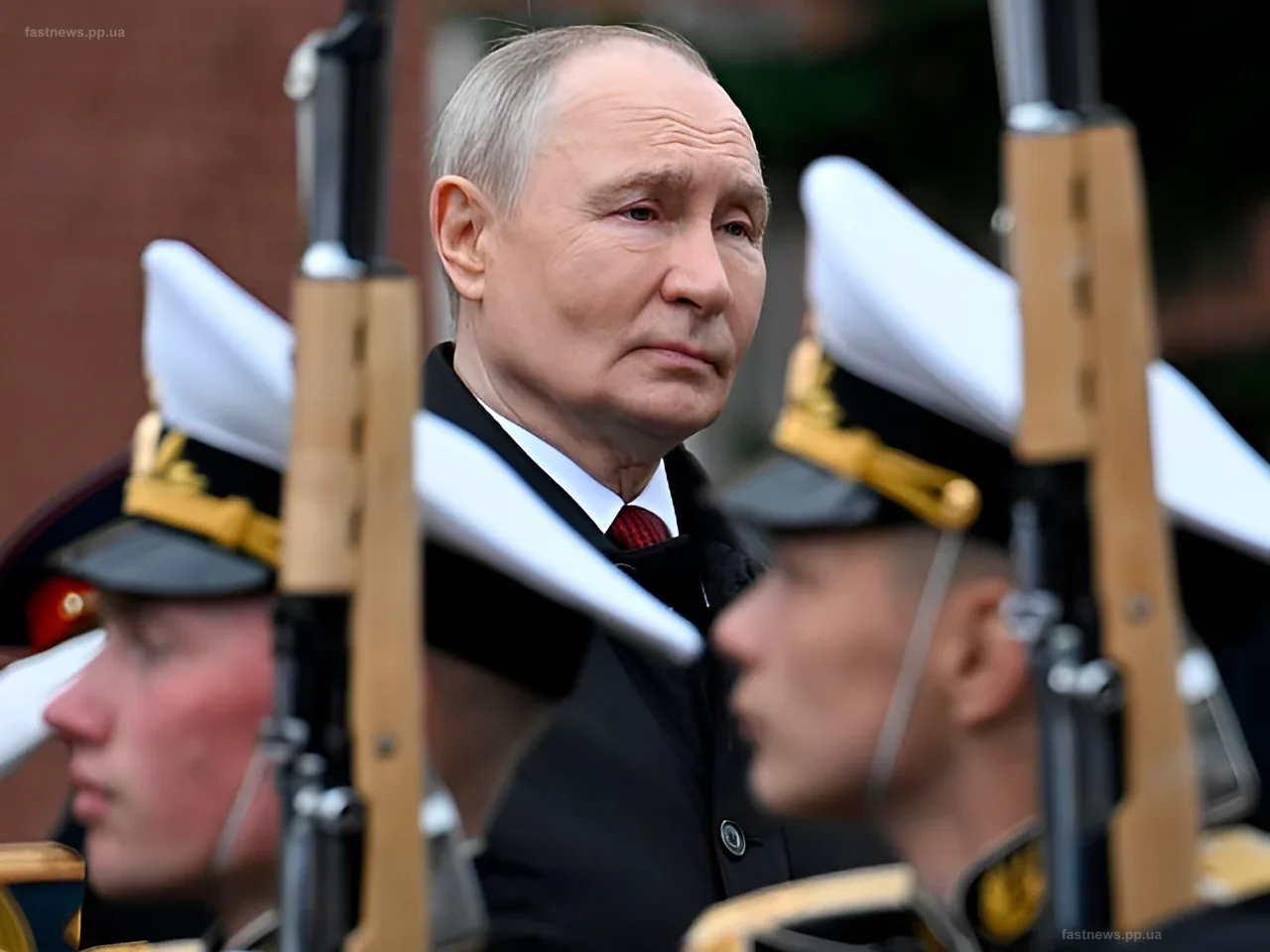 Владимир Путин на военном параде в окружении солдат