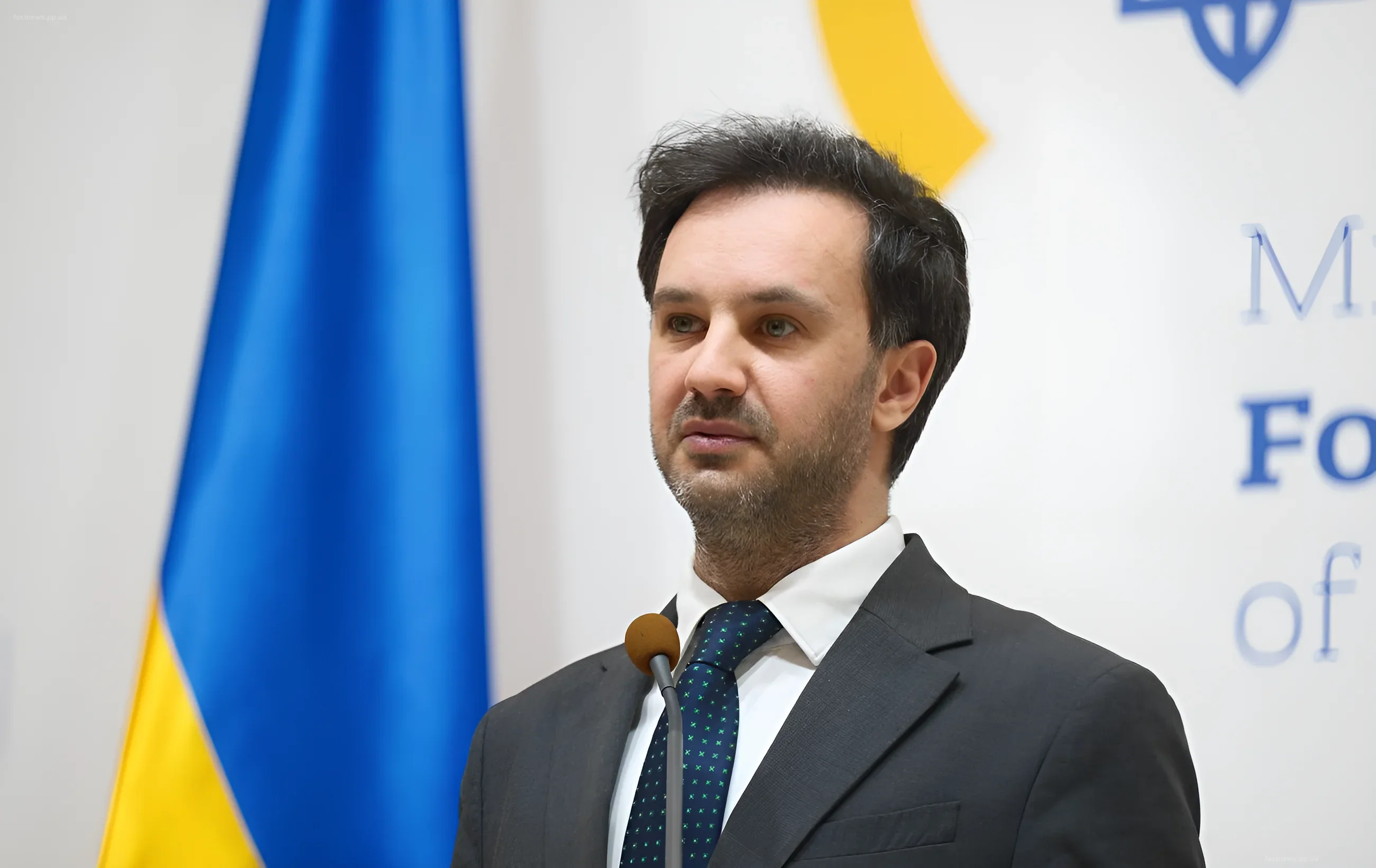 Спикер МИД Украины Георгий Тихий выступает с заявлением на фоне украинского флага