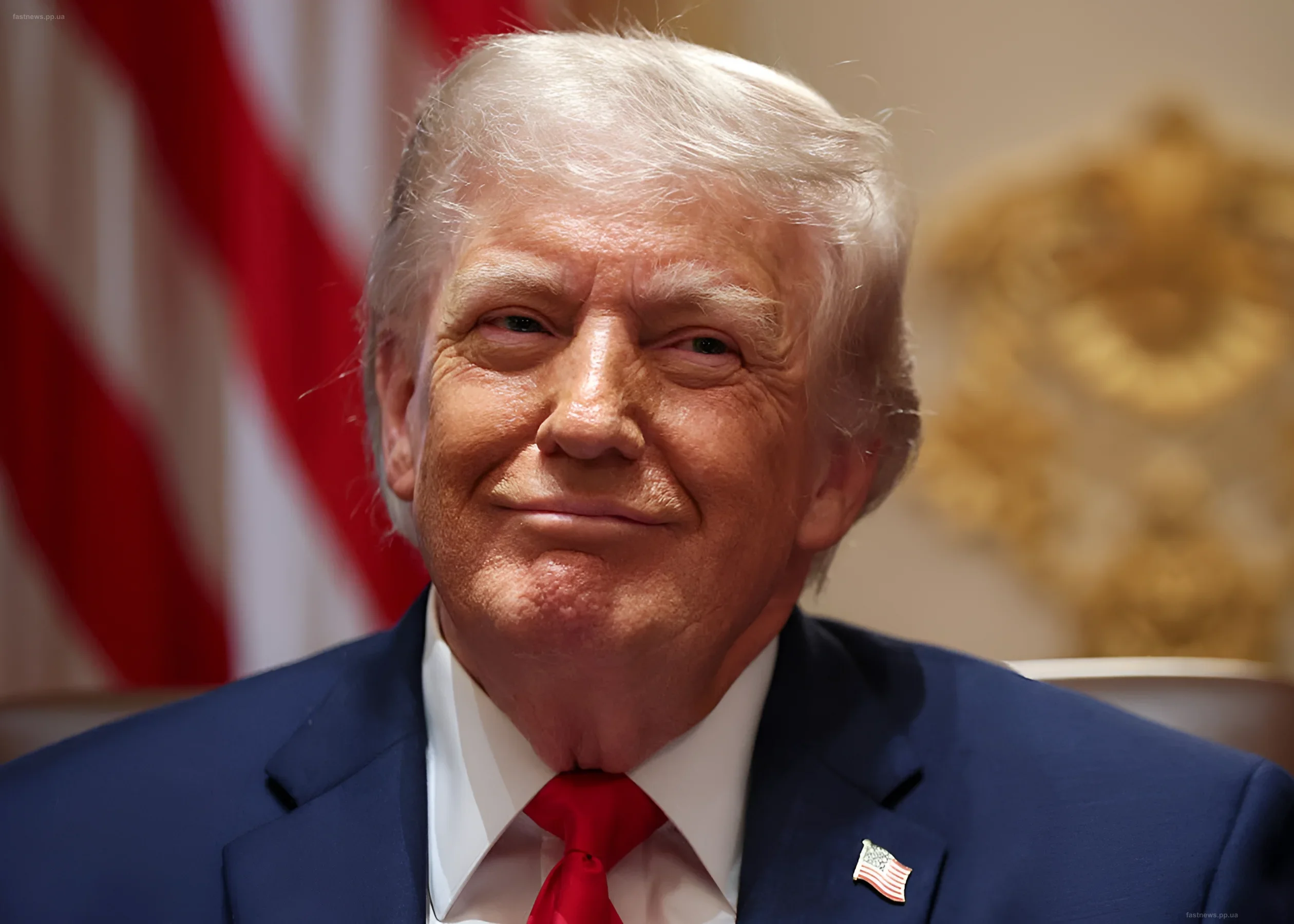 Портрет Дональда Трампа в костюме с флагом США на фоне, иллюстрирующий новость о банкноте