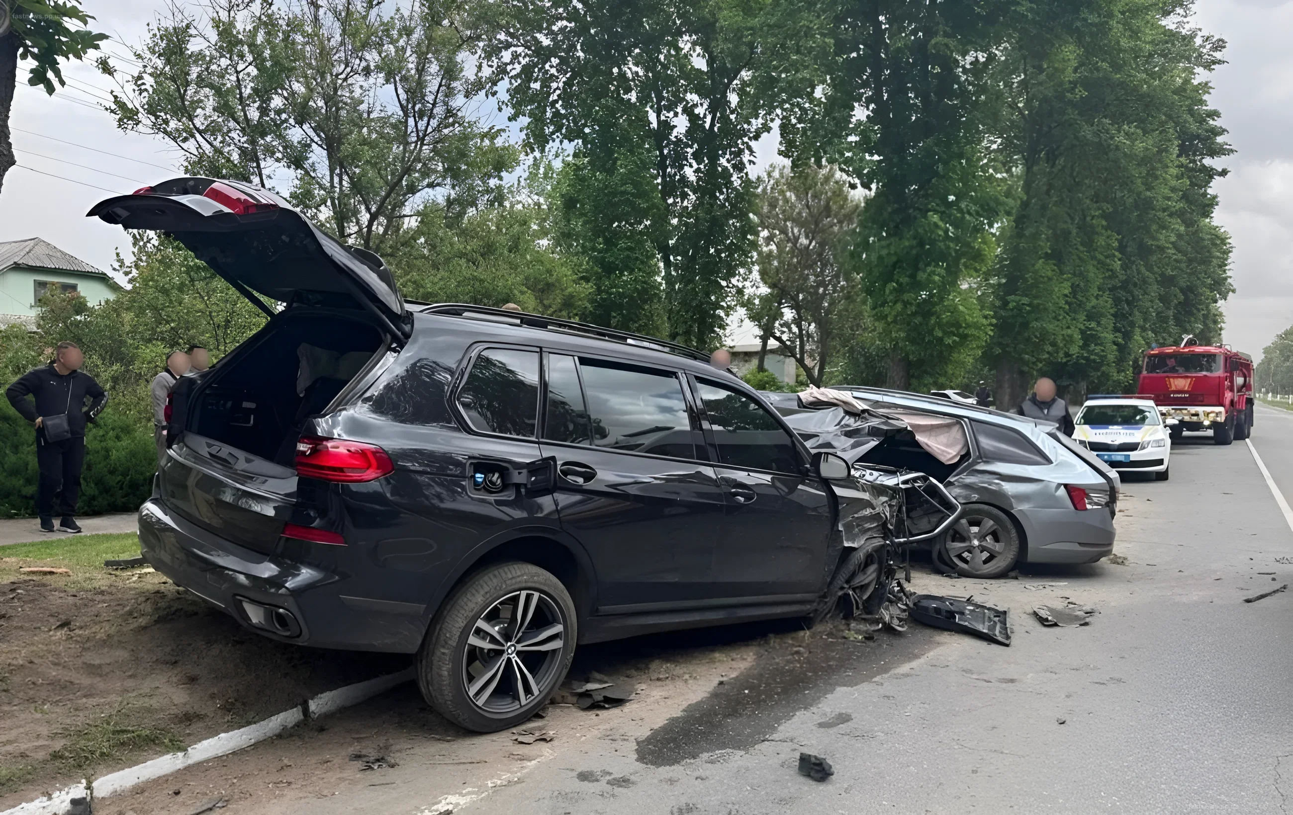 Разбитые автомобили BMW и Skoda после смертельного ДТП с участием подростков под Киевом