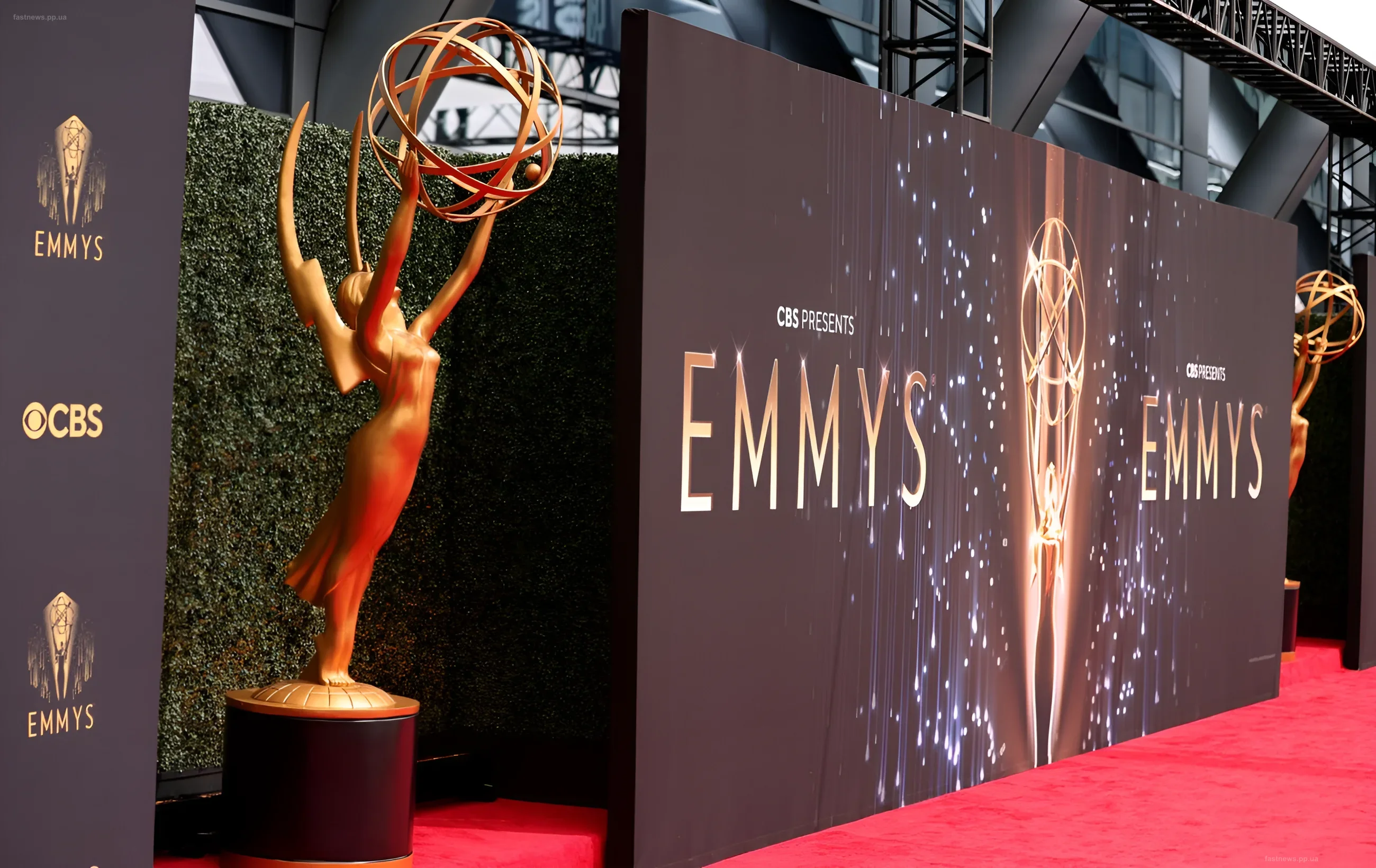 Золотая статуэтка премии «Эмми» на красной дорожке с логотипом CBS и надписью «EMMYS»