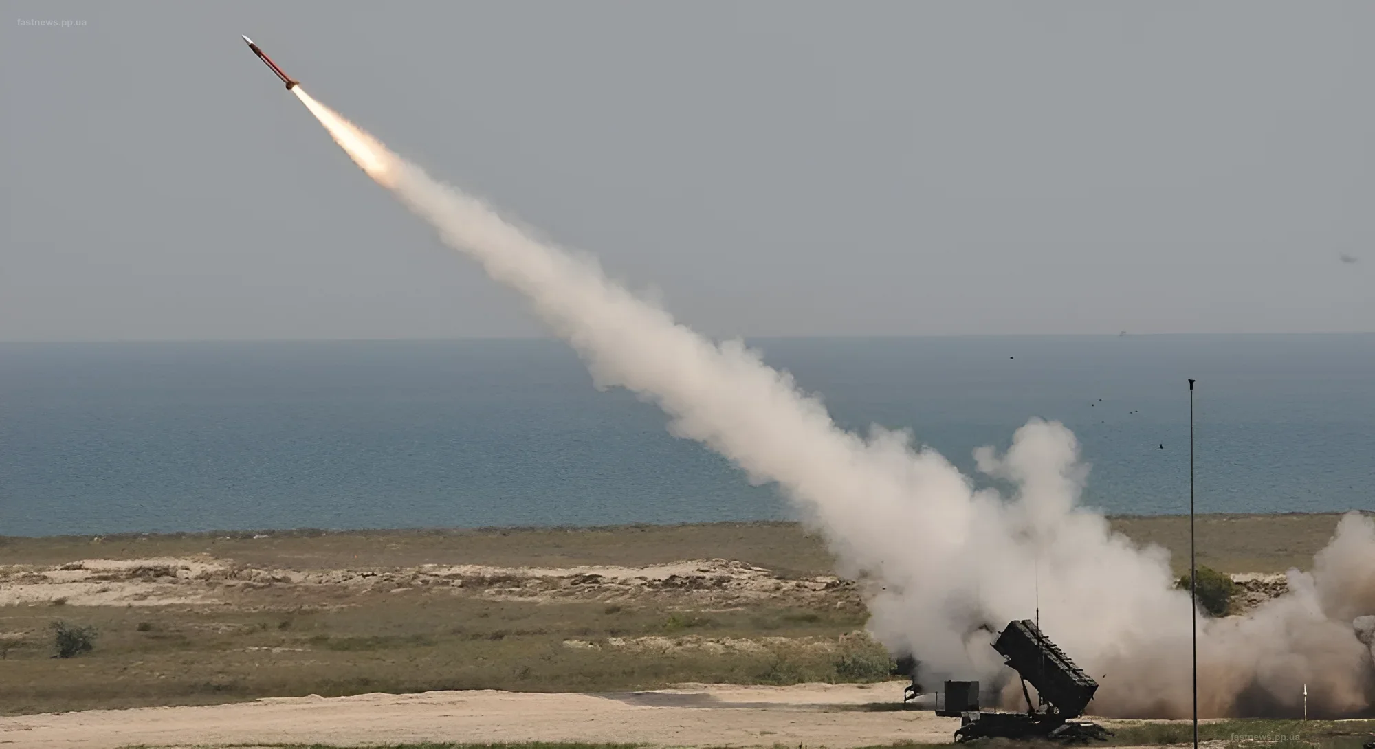 Запуск ракеты зенитно-ракетного комплекса Patriot с прибрежной территории
