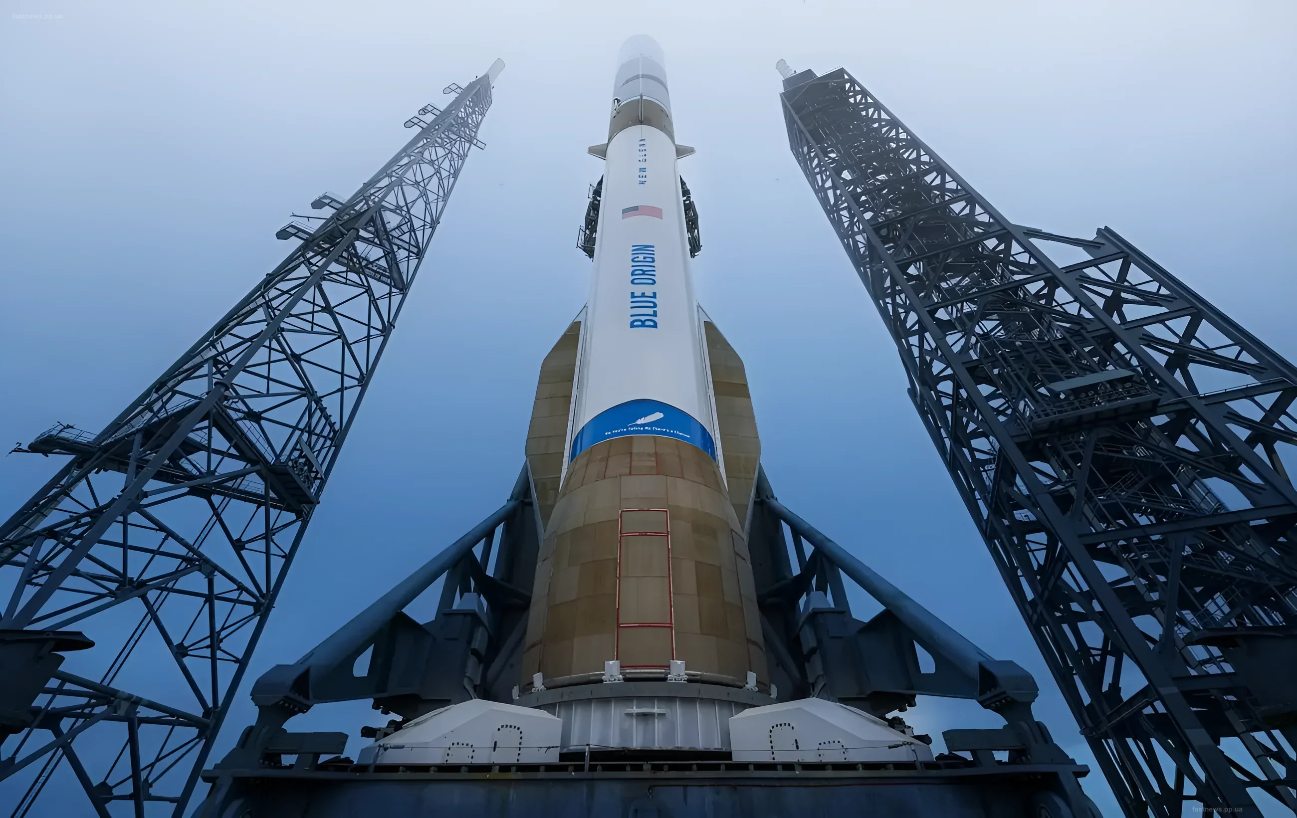 Ракета Blue Origin New Glenn на стартовой площадке перед взрывом