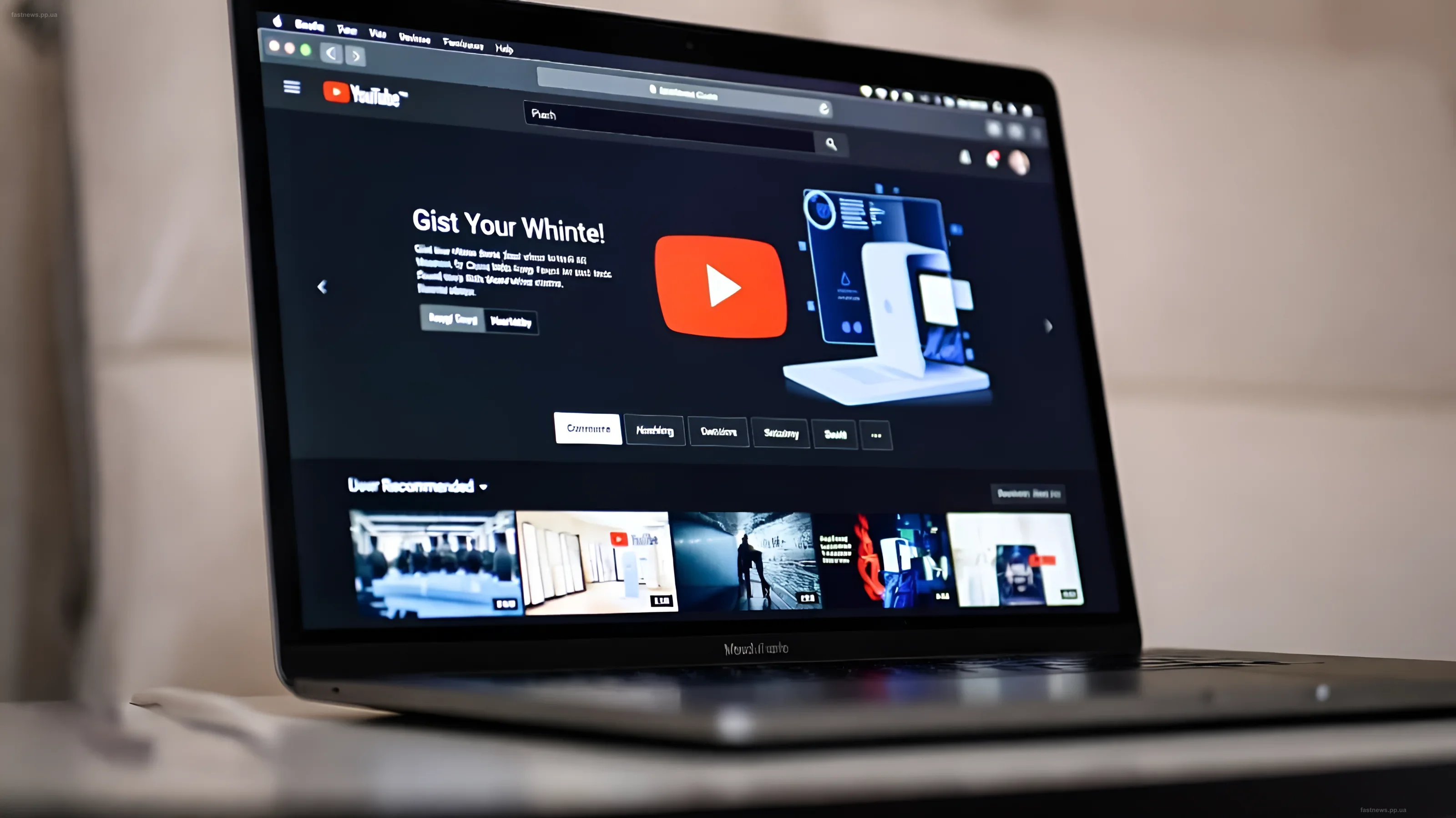 Ноутбук с открытым YouTube, демонстрирующим интерфейс с функцией автоматической регулировки скорости видео