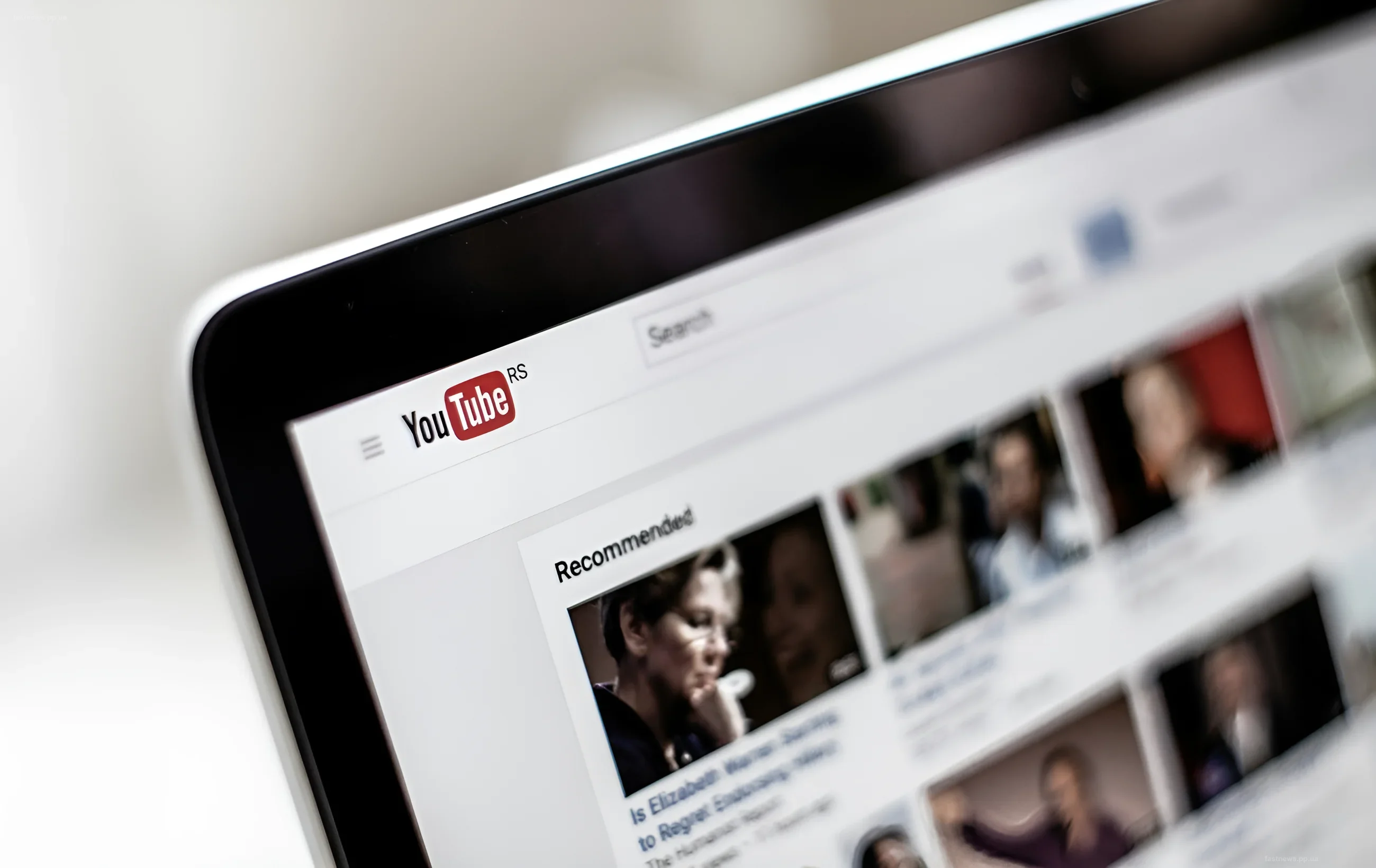 Экран смартфона с открытым YouTube, демонстрирующий обновленный интерфейс подкастов и рекомендации