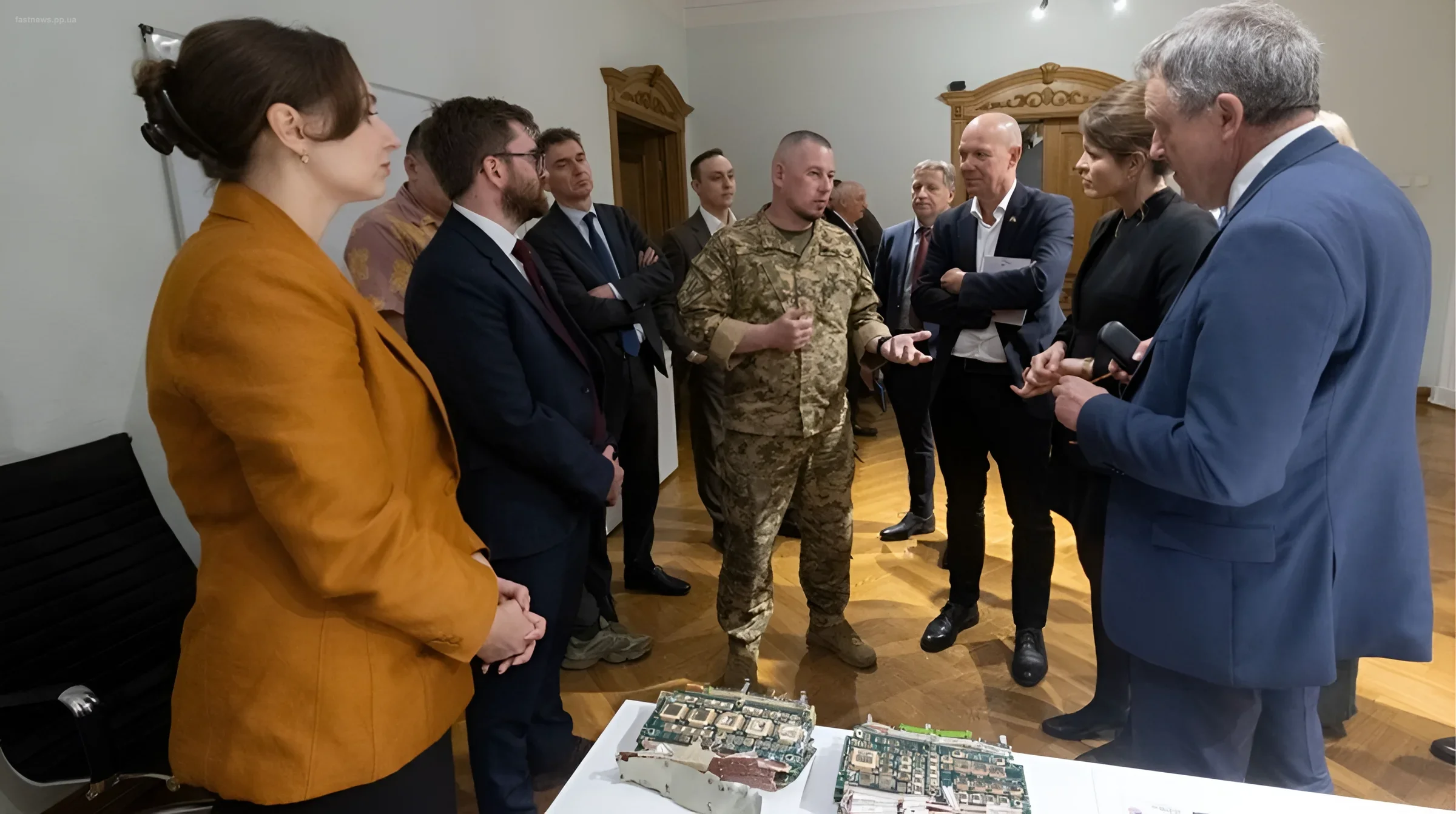 Демонстрация иностранных электронных компонентов из российских ракет и дронов европейским дипломатам
