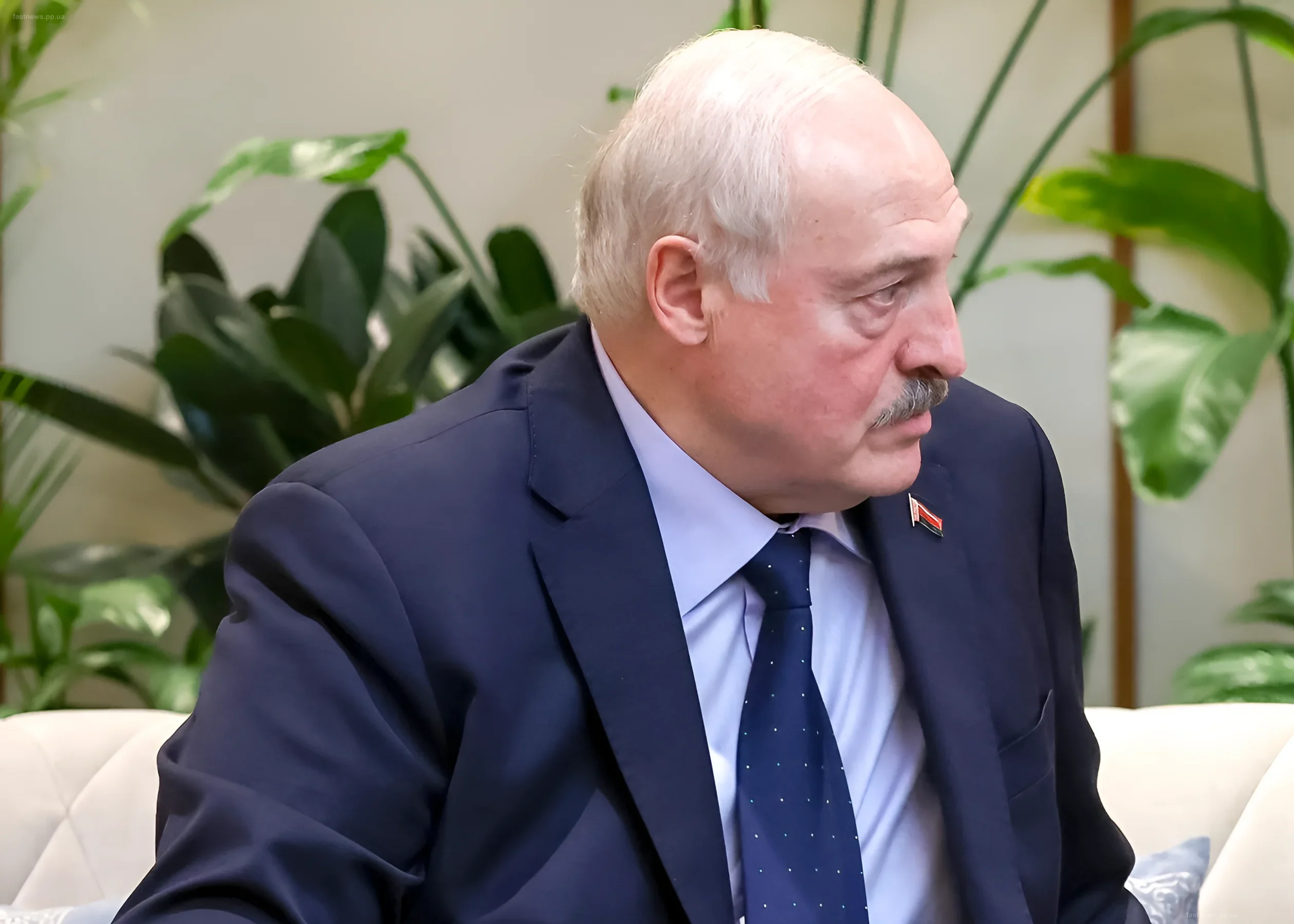 Александр Лукашенко в официальной обстановке, обсуждающий предстоящий визит представителя Франции