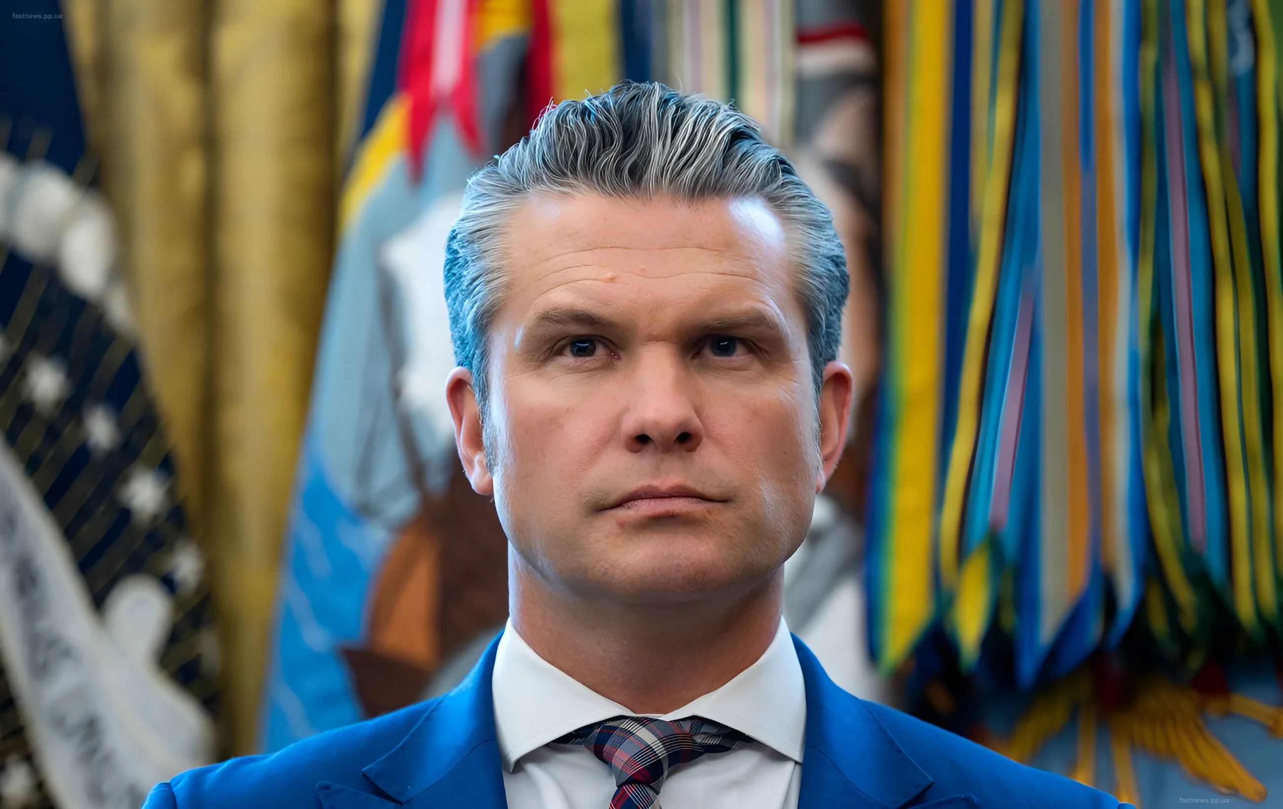 Министр обороны США Пит Хегсетт на фоне флагов во время выступления на Диалоге Шангри-Ла
