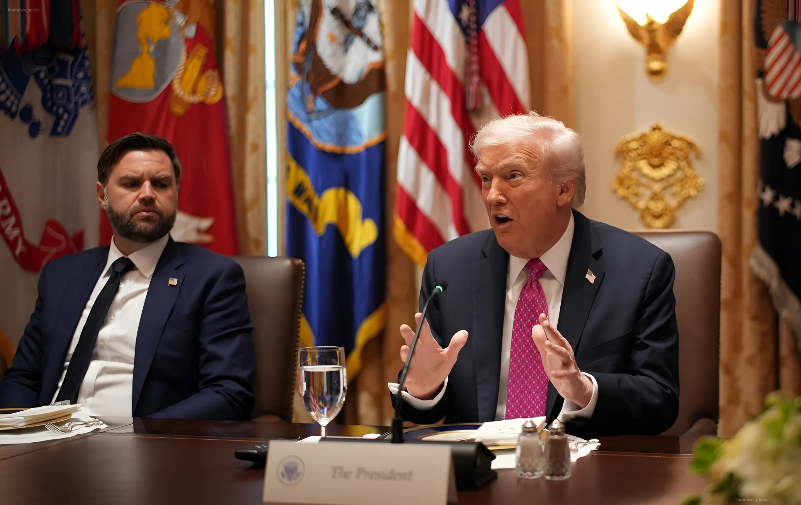 Дональд Трамп и Джей Ди Вэнс во время официального обеда в Белом доме