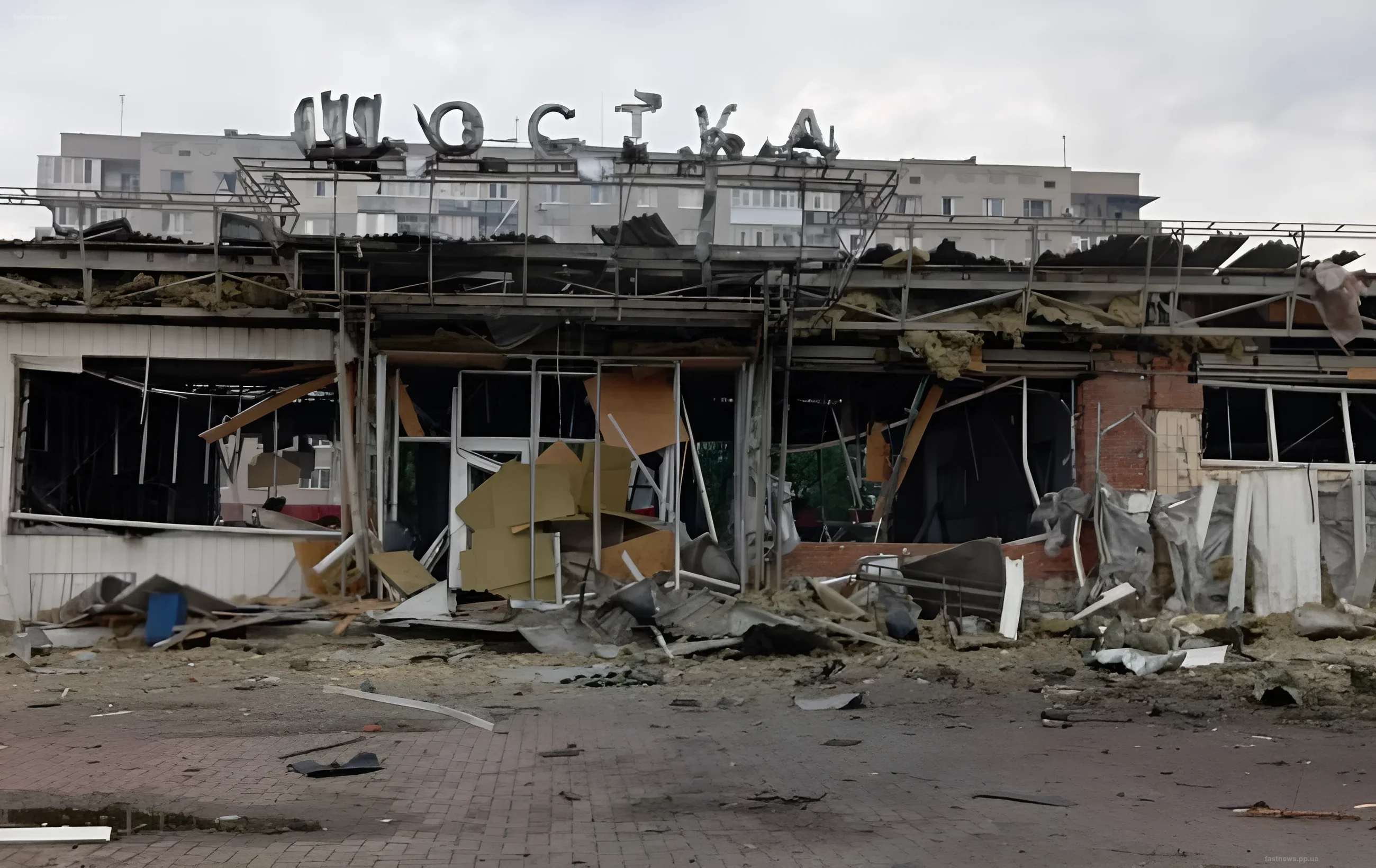 Разрушенный вокзал в Шостке после удара дронов «Шахед» — видны обломки, искривленные конструкции и остатки вывески