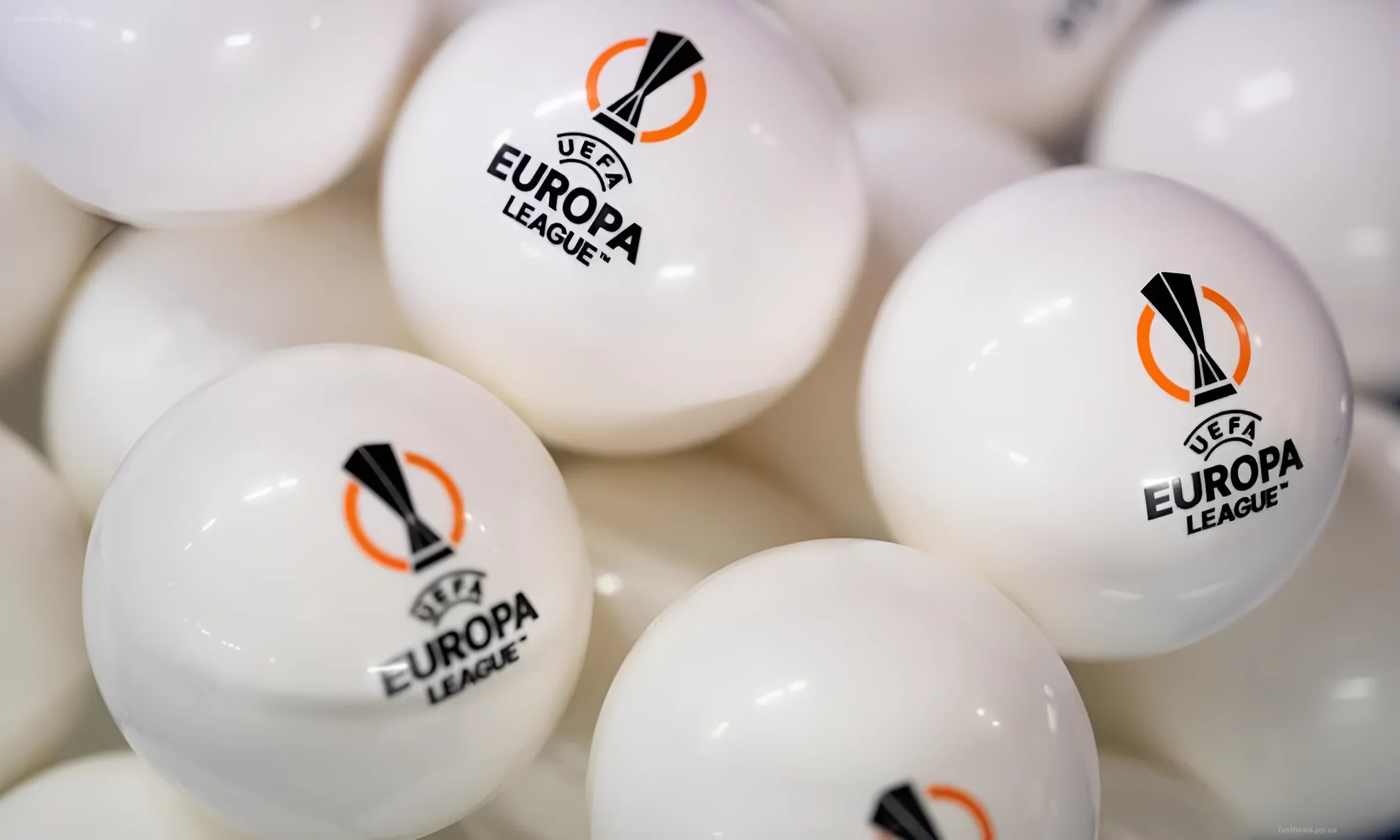 Белые шары для жеребьевки с логотипом UEFA Europa League, символизирующие предстоящие матчи квалификации