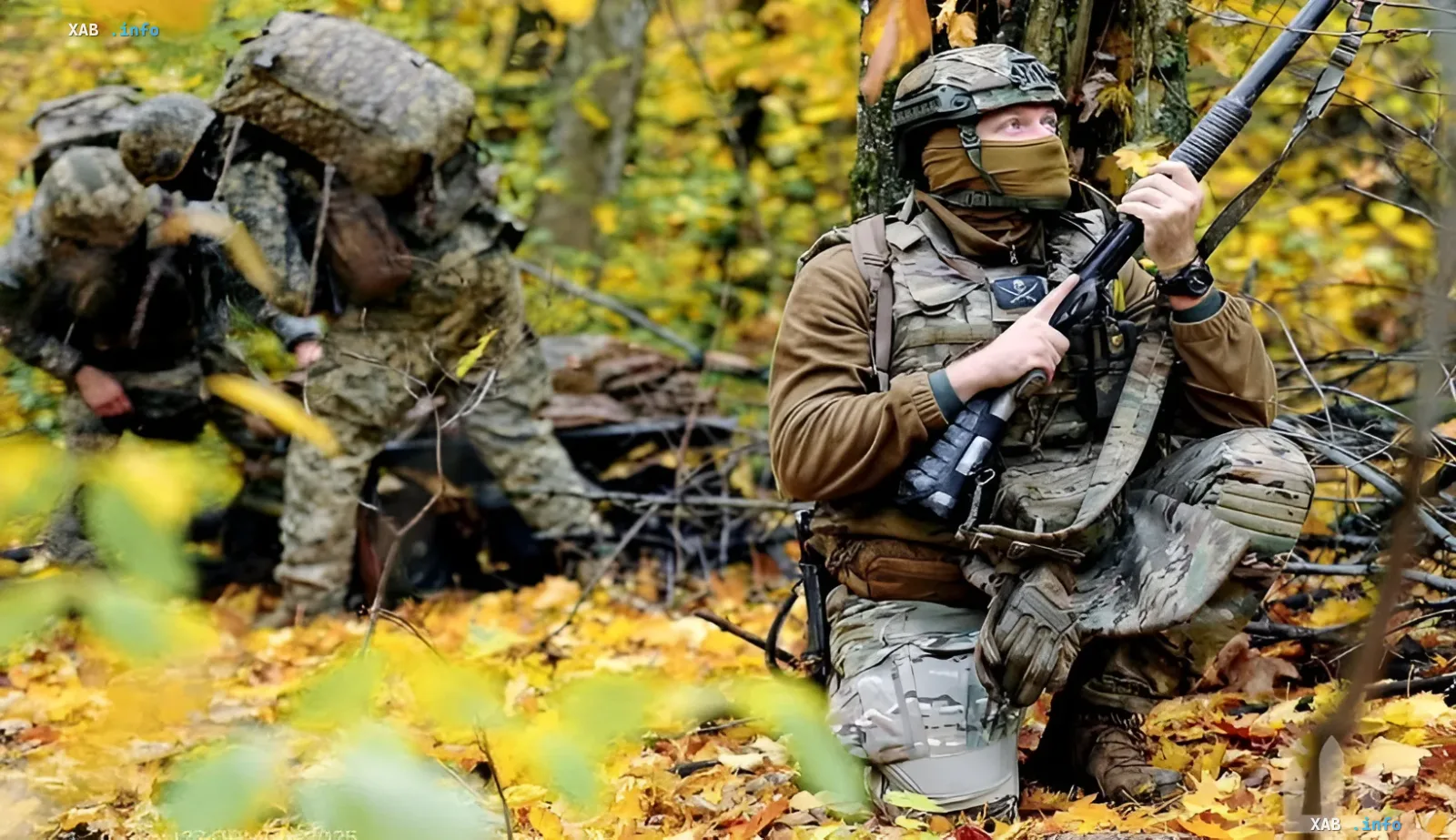 Украинские военнослужащие в лесу на фоне осенней листвы, готовящиеся к бою на Покровском направлении