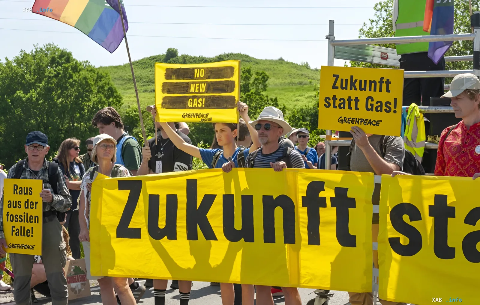 Greenpeace protest: participants with signs reading 'Zukunft statt Gas!' and 'NO NEW GAS!' oppose new gas infrastructure