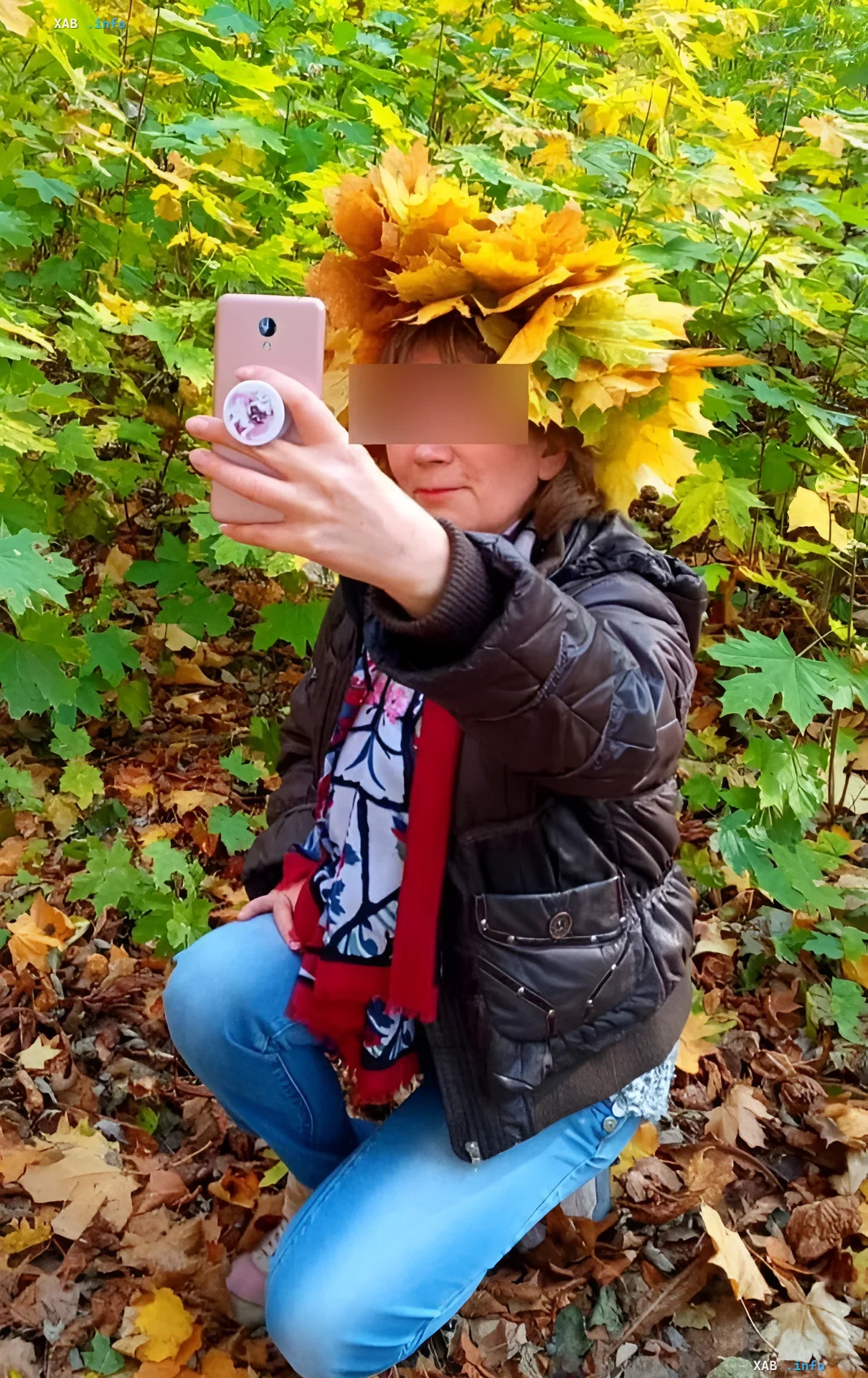 Женщина в осеннем венке из листьев фотографирует себя в парке — символ культурного противостояния в Харькове из-за группы «Барбарики»