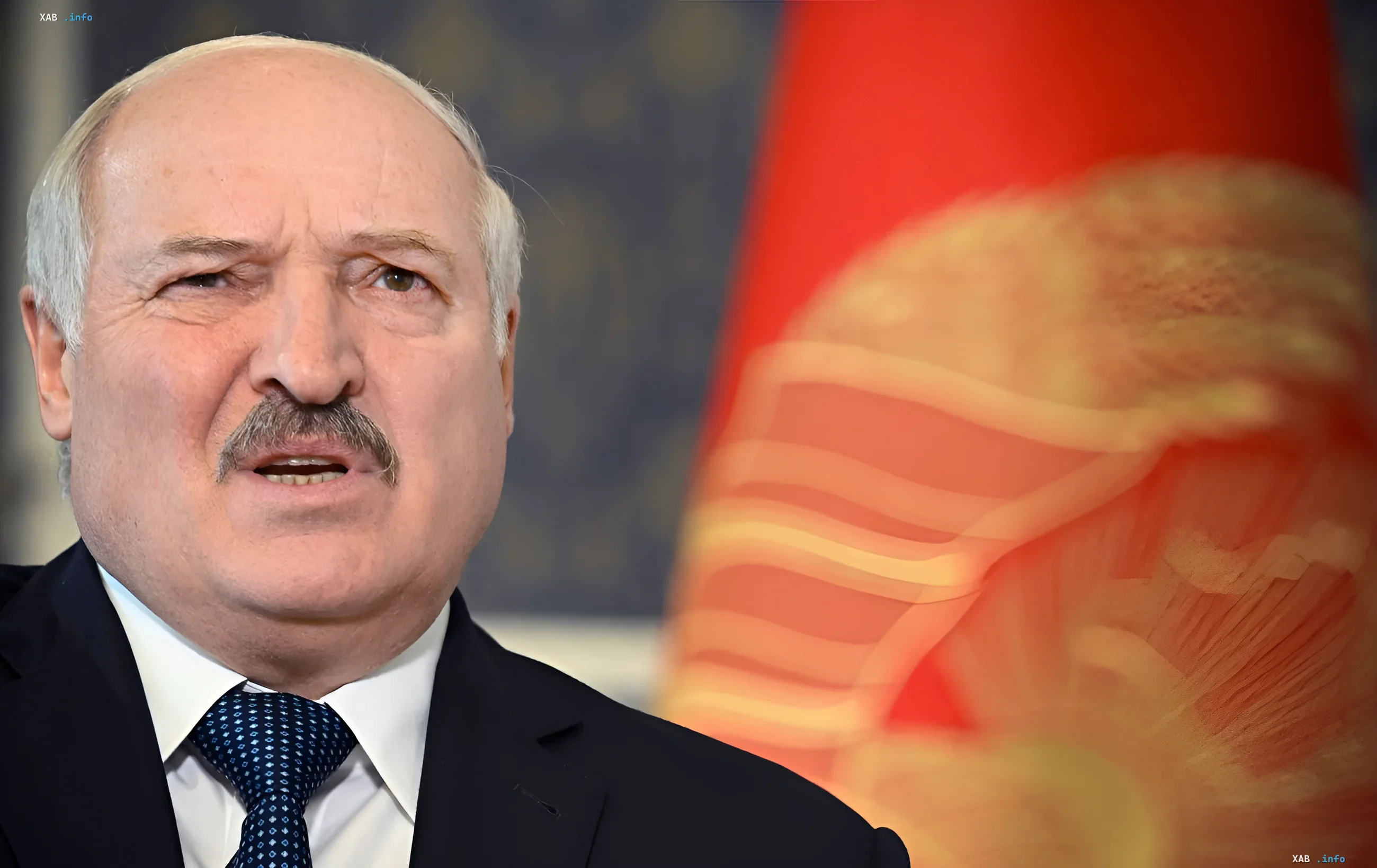 Александр Лукашенко в костюме на фоне белорусского флага, обсуждая угрозу 500 целей и серьезный ответ