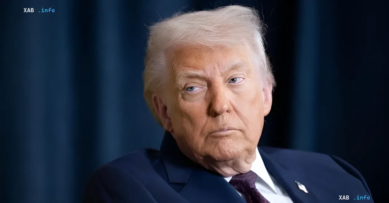 Дональд Трамп в деловом костюме на фоне синих штор, выражение лица серьезное, в контексте обсуждения его здоровья и планов на 2028 год