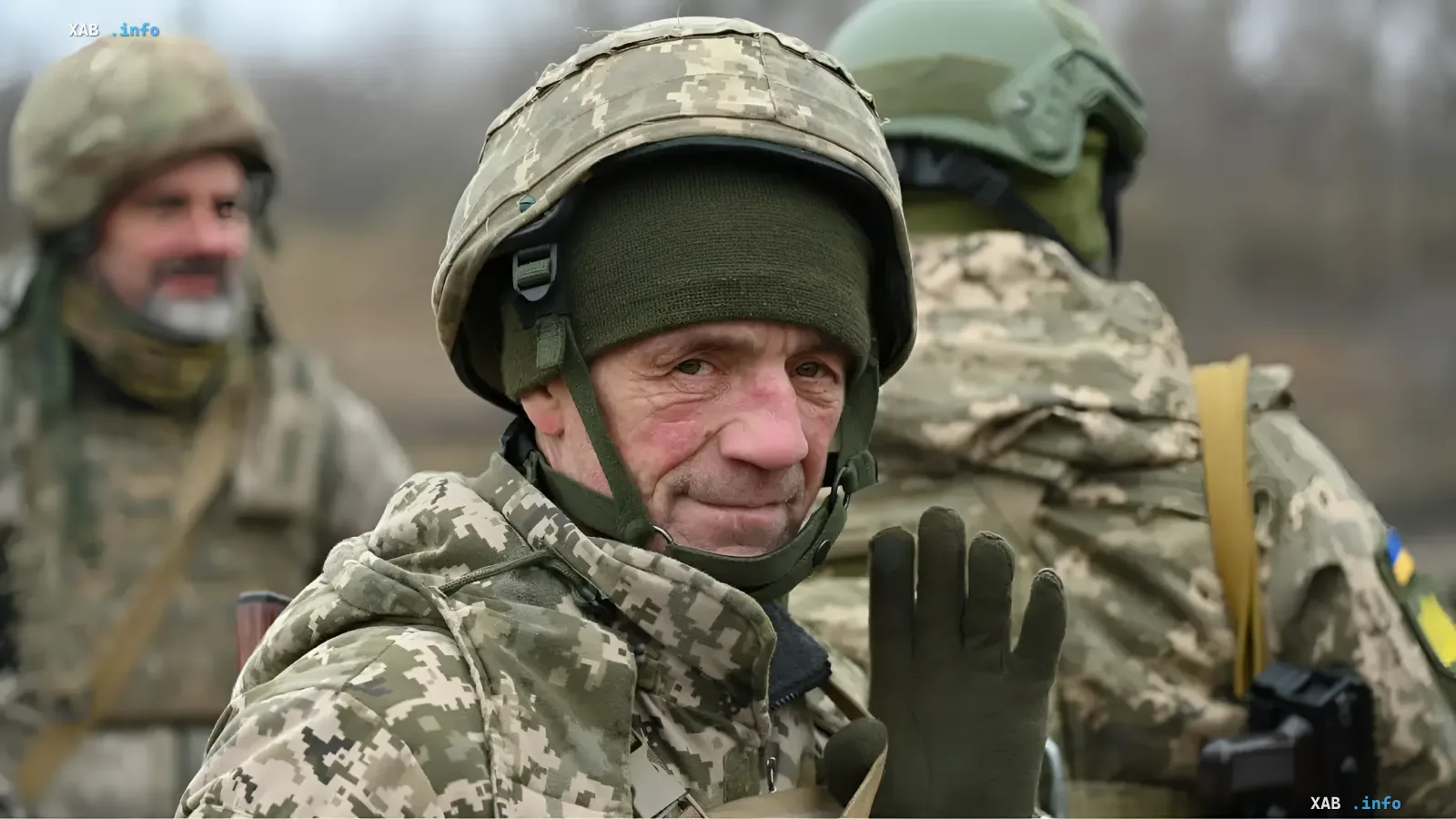 Украинский солдат старше 50 лет в камуфляжной форме и шлеме, участвующий в мобилизации
