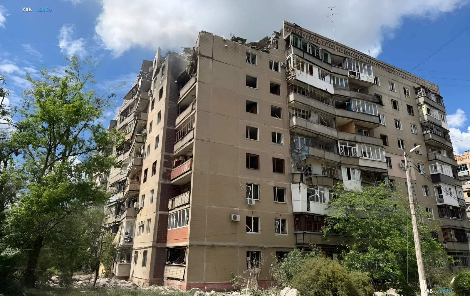 Разрушенный жилой дом в Дружковке после массированного авиаудара, поврежденные балконы и окна
