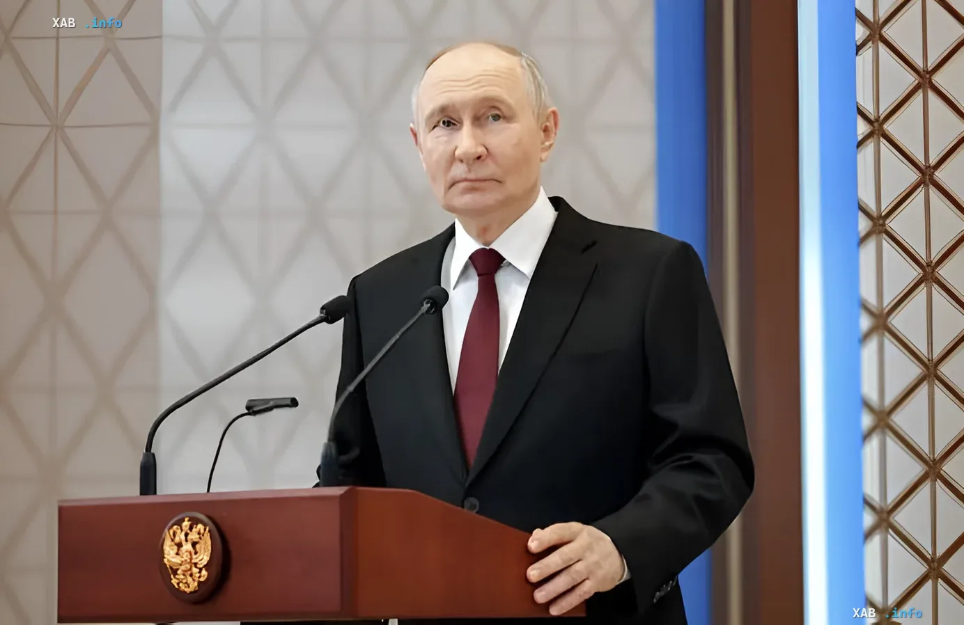Владимир Путин выступает с речью на фоне герба России, обсуждая экономические вызовы и условия выхода из кризиса.