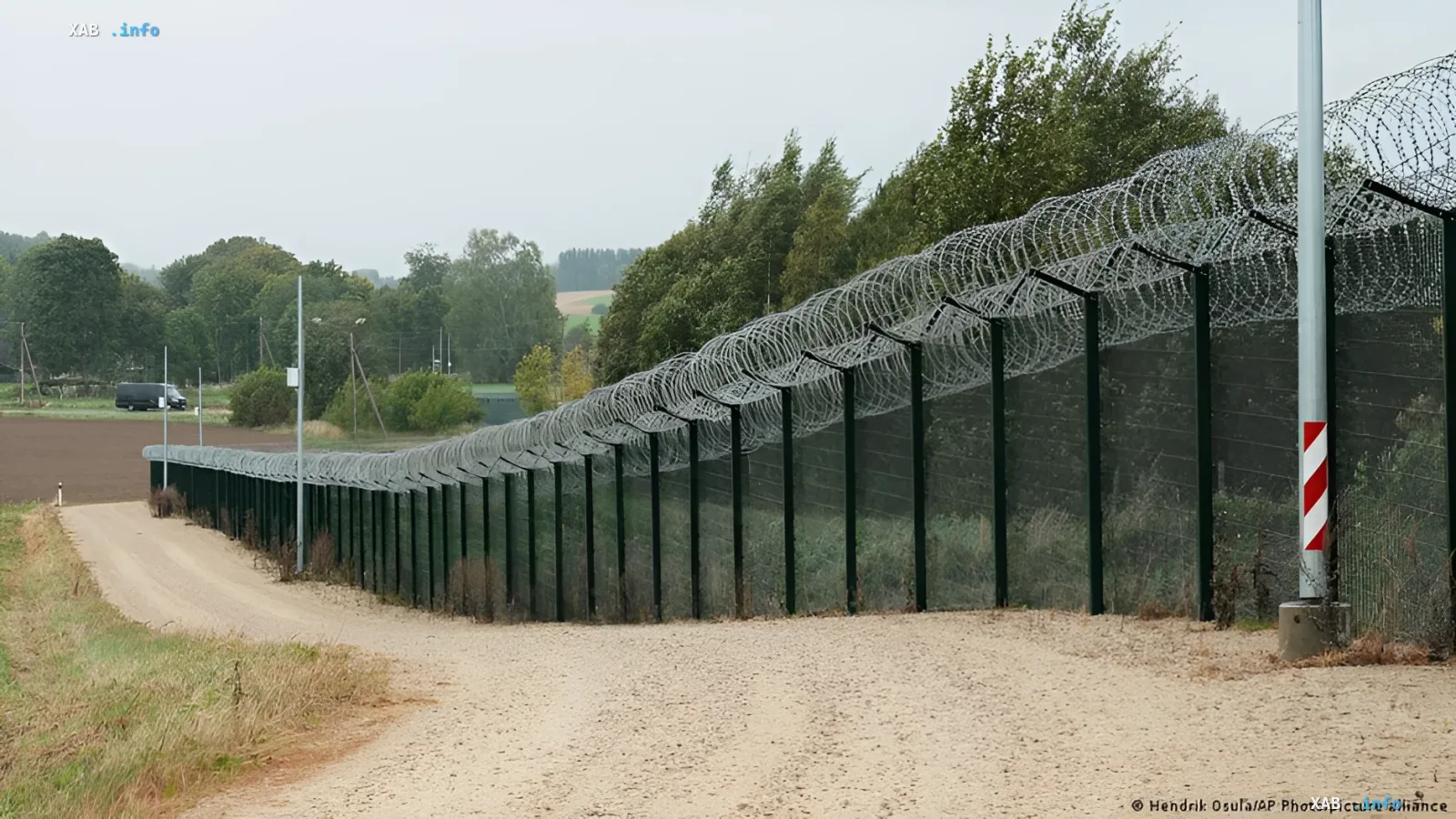Befestigter Grenzbereich Estlands mit Stacheldraht und Maschendraht zum Schutz vor Drohnen