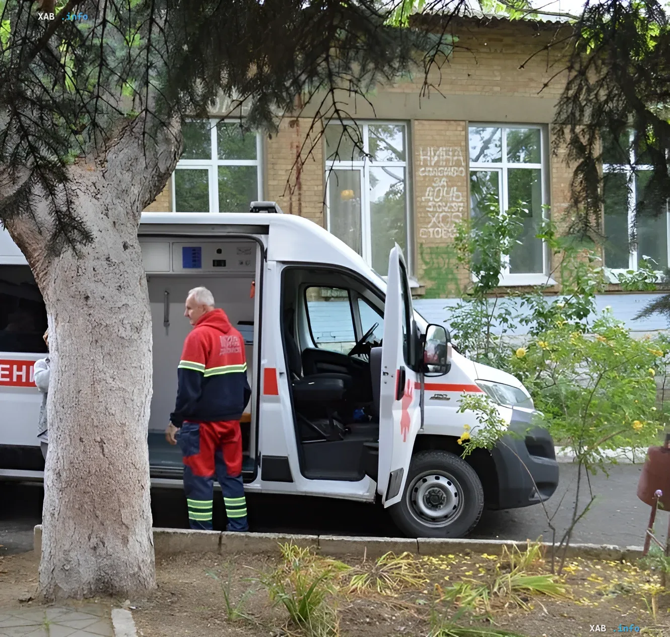 Медицинский персонал у скорой помощи в Аккермане Спасательная машина у здания роддома в Аккермане после налета в День защиты детей