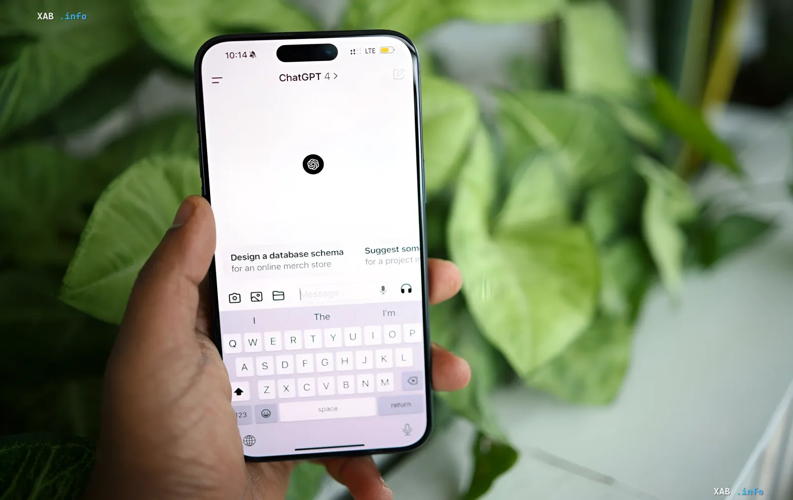 Человек держит смартфон с открытым ChatGPT 4, демонстрируя интерфейс чата с ИИ — иллюстрация к новости о том, что OpenAI интегрировала доступ к банковским счетам в ChatGPT