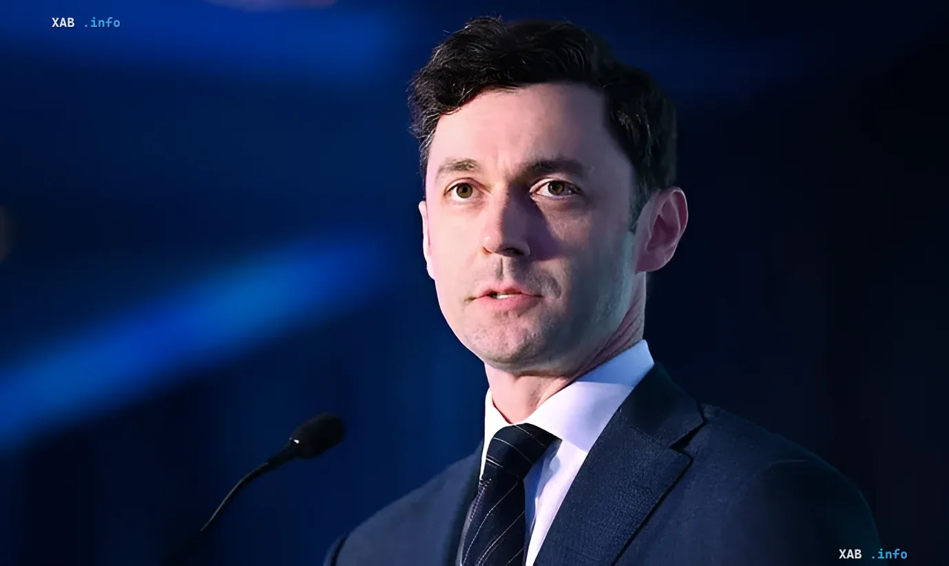 Senator Jon Ossoff hält eine Rede und wirft der Trump-Administration Korruption vor