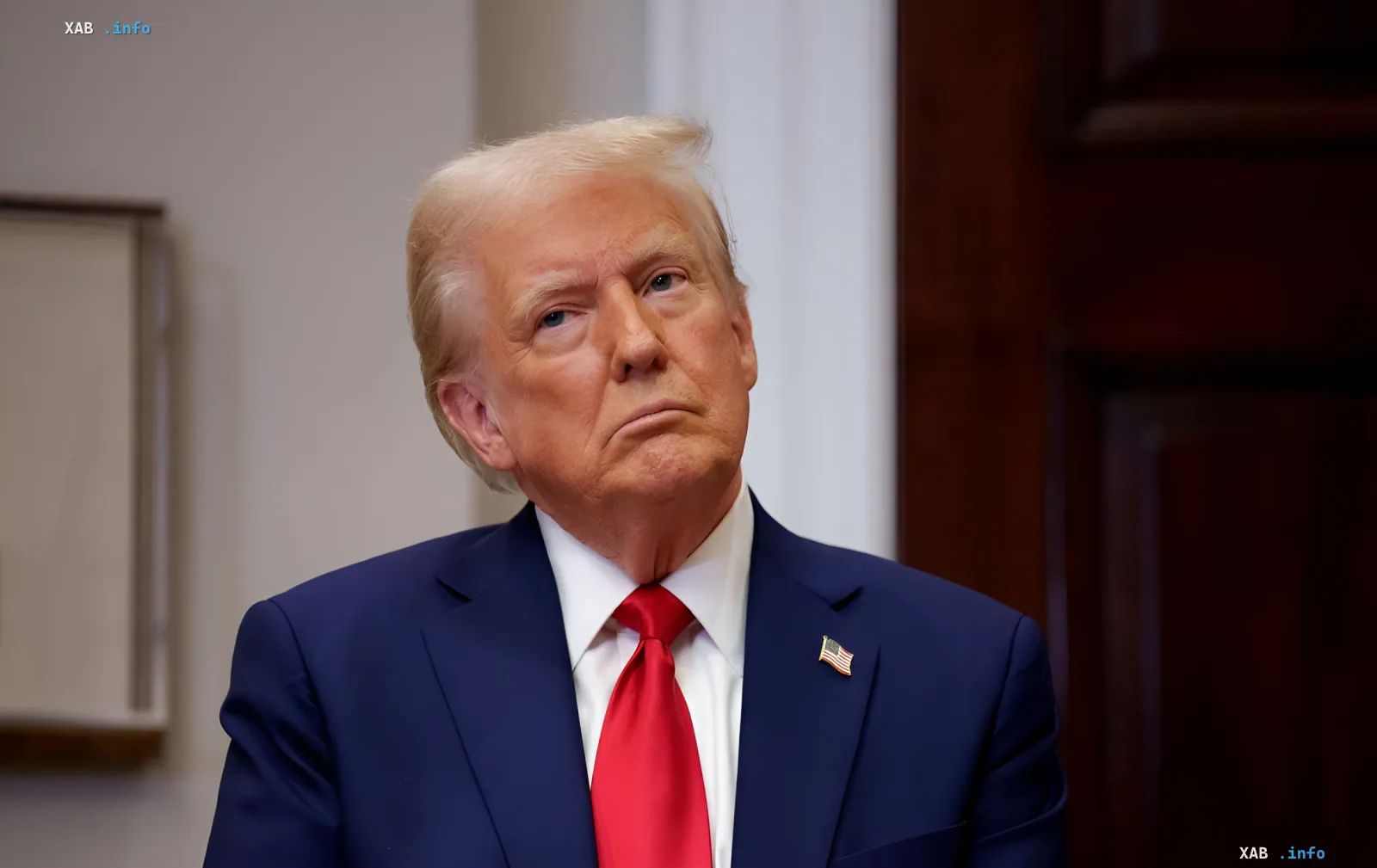 Дональд Трамп у синьому костюмі з червоним краваткою та американським прапором на лацкані, задумливо дивиться вбік — ілюстрація до заяви про переговори з Іраном