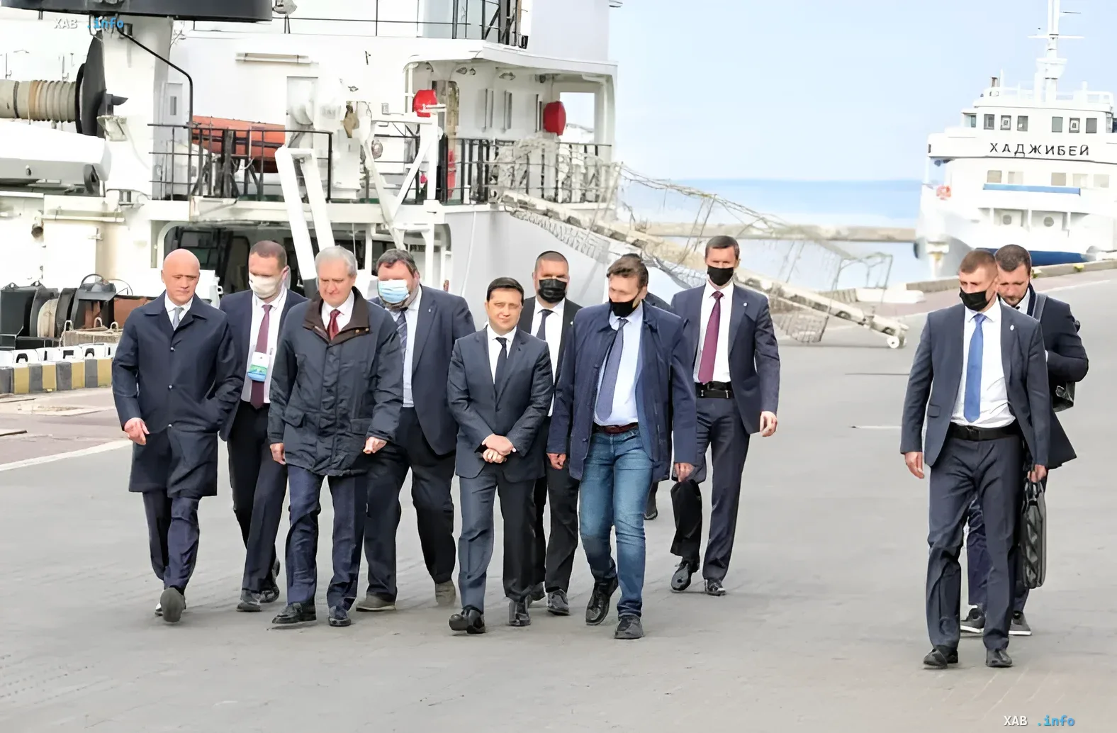 Геннадий Труханов и его команда на фоне порта Одессы Геннадий Труханов, мэр Одессы, в окружении официальных лиц на фоне порта, обсуждая вопросы гражданства