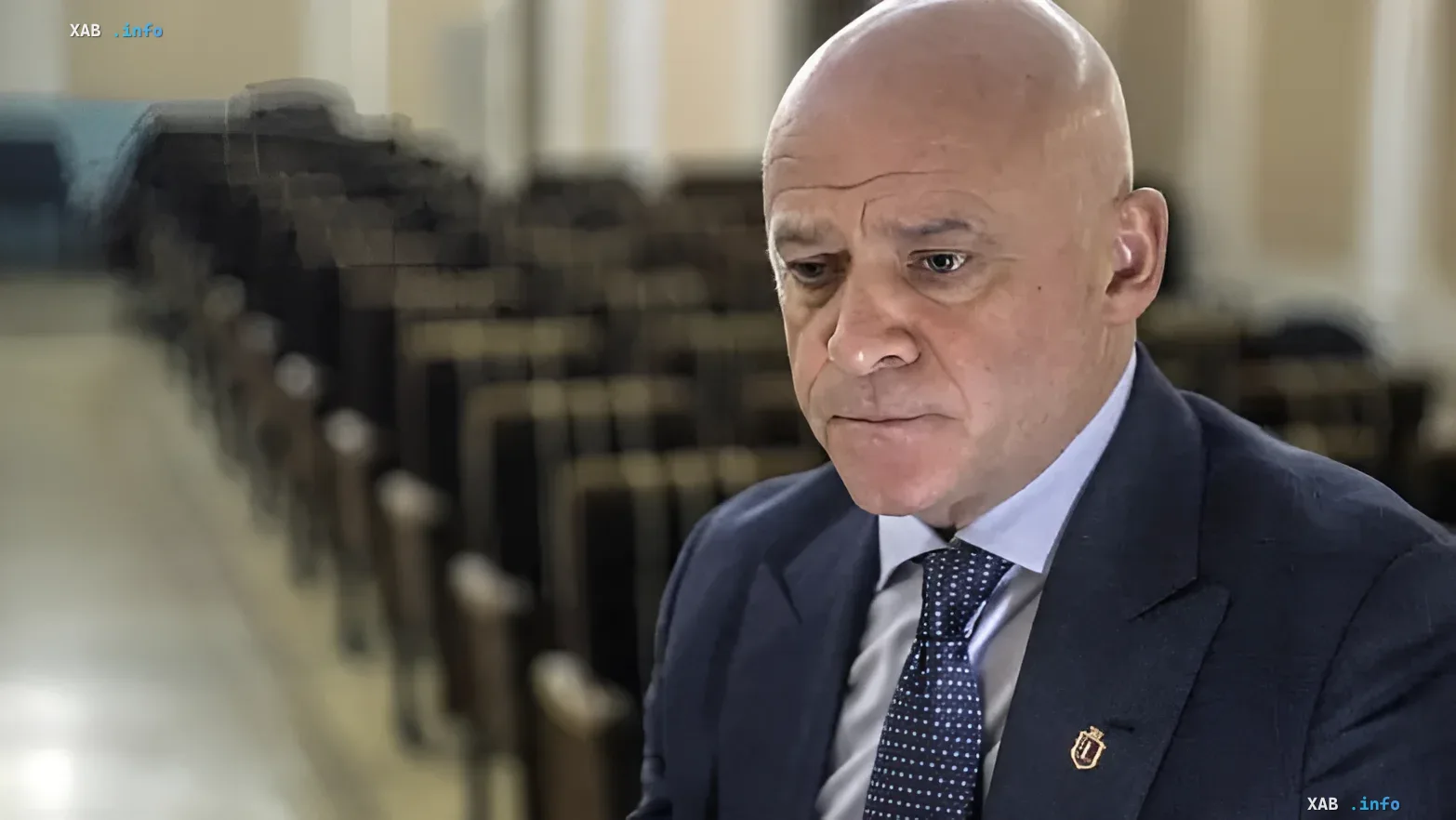 Геннадий Труханов: мэр Одессы после лишения гражданства Геннадий Труханов в официальном костюме на фоне зала заседаний, связанный с лишением украинского гражданства