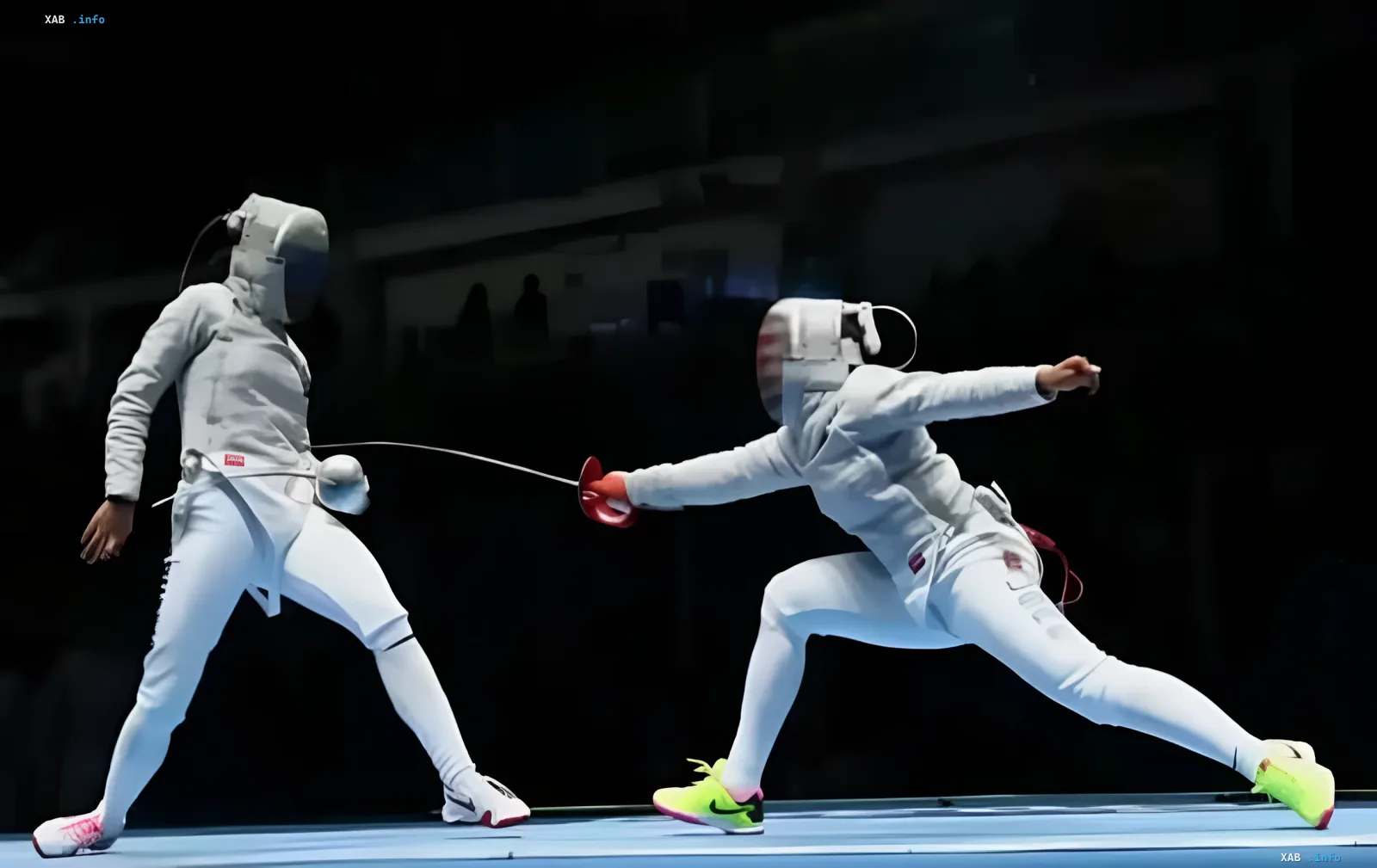 Фехтовальщики в белых костюмах и масках ведут поединок на чемпионате мира, символизируя возвращение России и Беларуси на международные соревнования под своими флагами