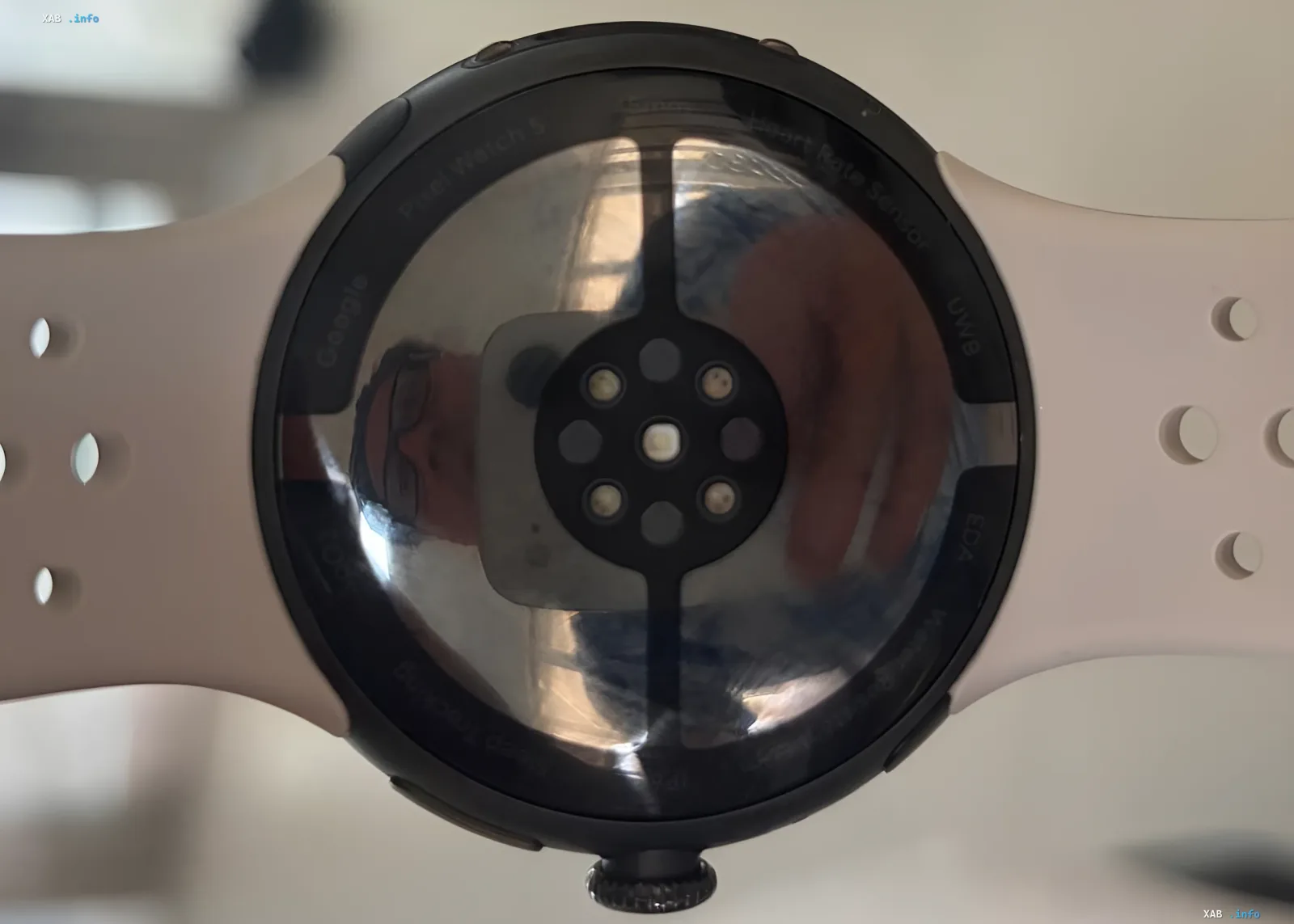 Задняя часть прототипа Google Pixel Watch 5 с датчиками, найденного на дне океана