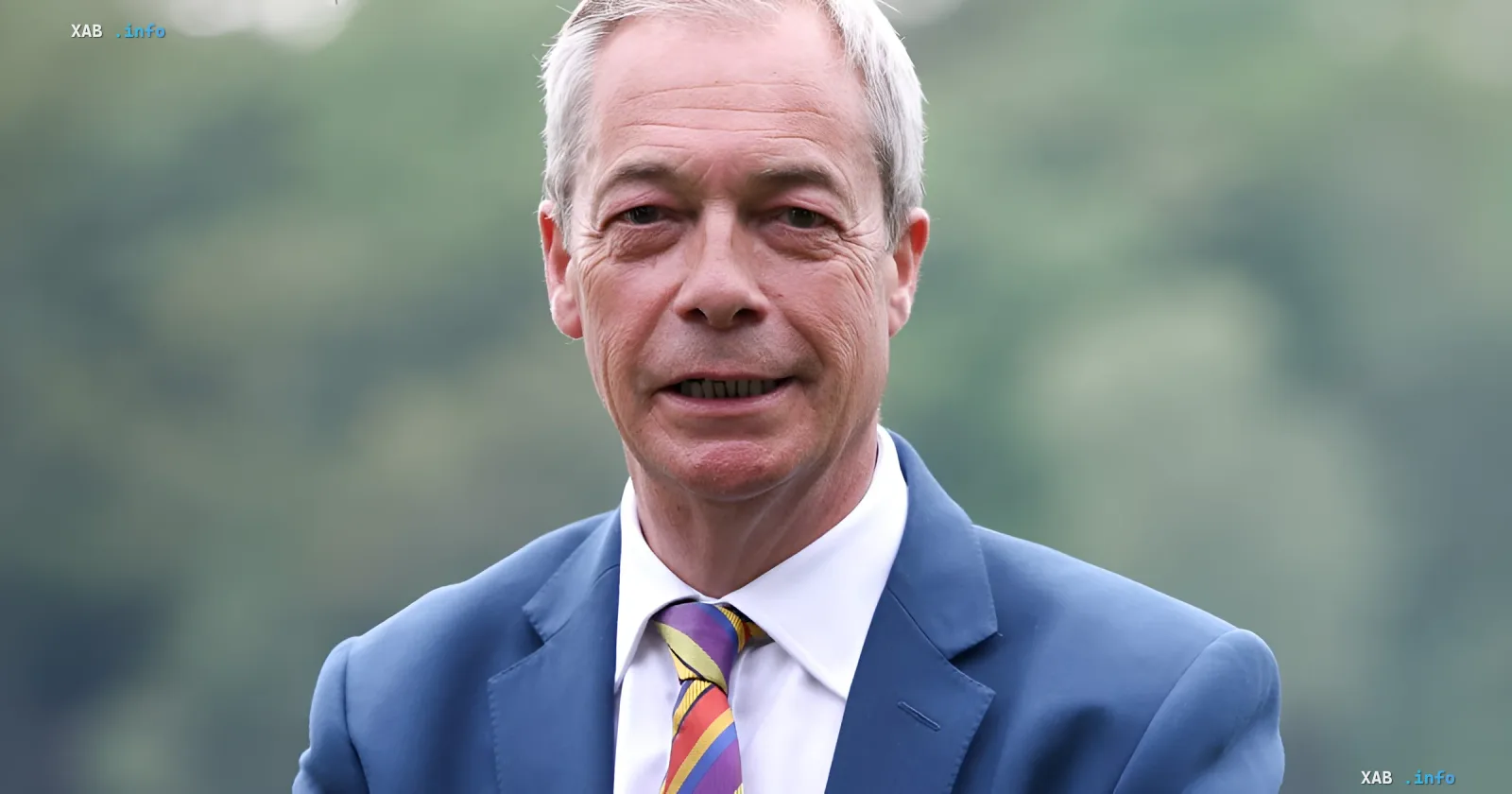 Britischer Politiker in einem blauen Anzug mit einer bunten Krawatte vor einem natürlichen Hintergrund, der diplomatische Verhandlungen zwischen Zypern und Großbritannien symbolisiert