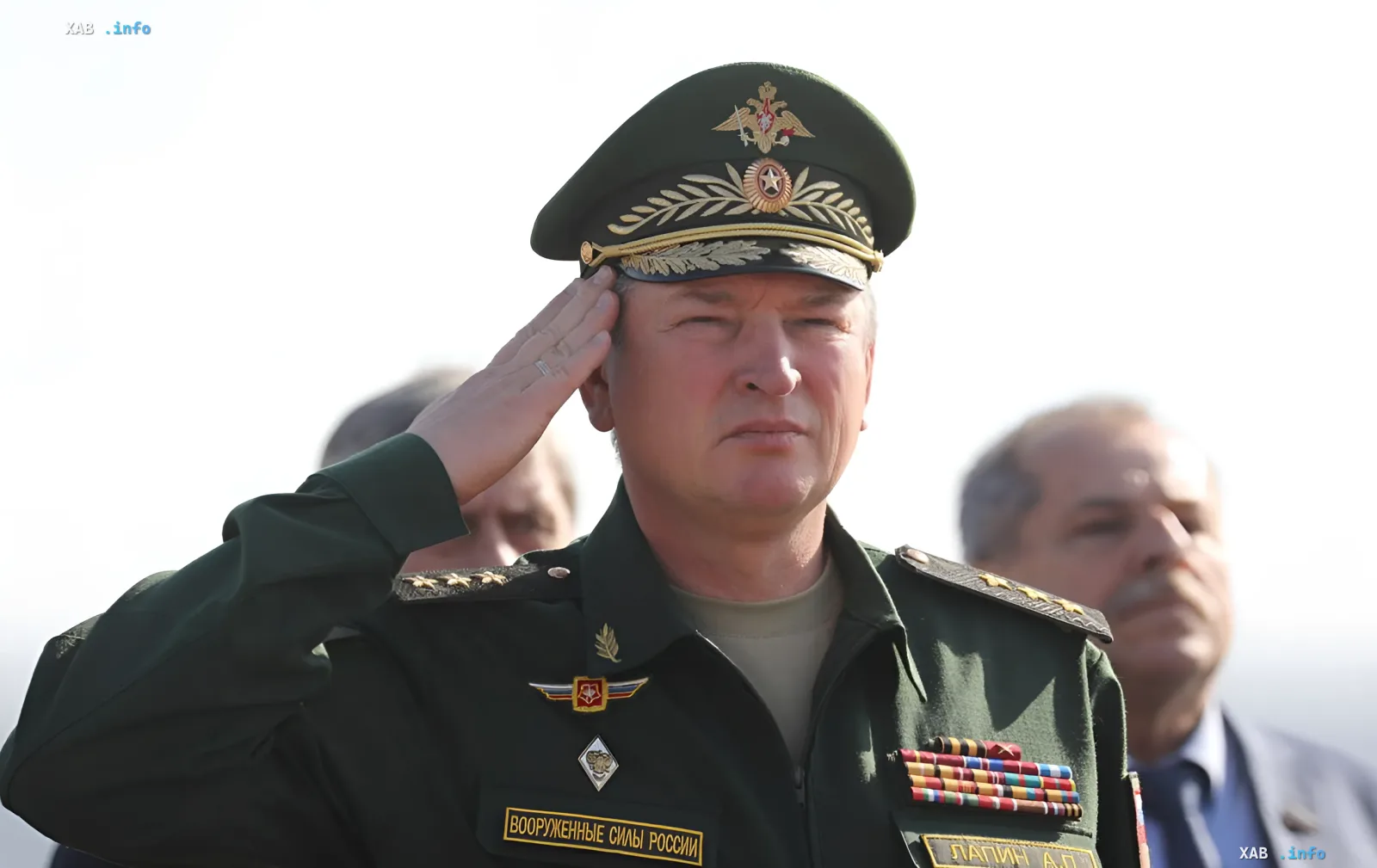 Generaloberst Alexander Lapin in Uniform salutiert, im Kontext des lebenslangen Urteils der Ukraine für seine Rolle beim Angriff auf Kiew